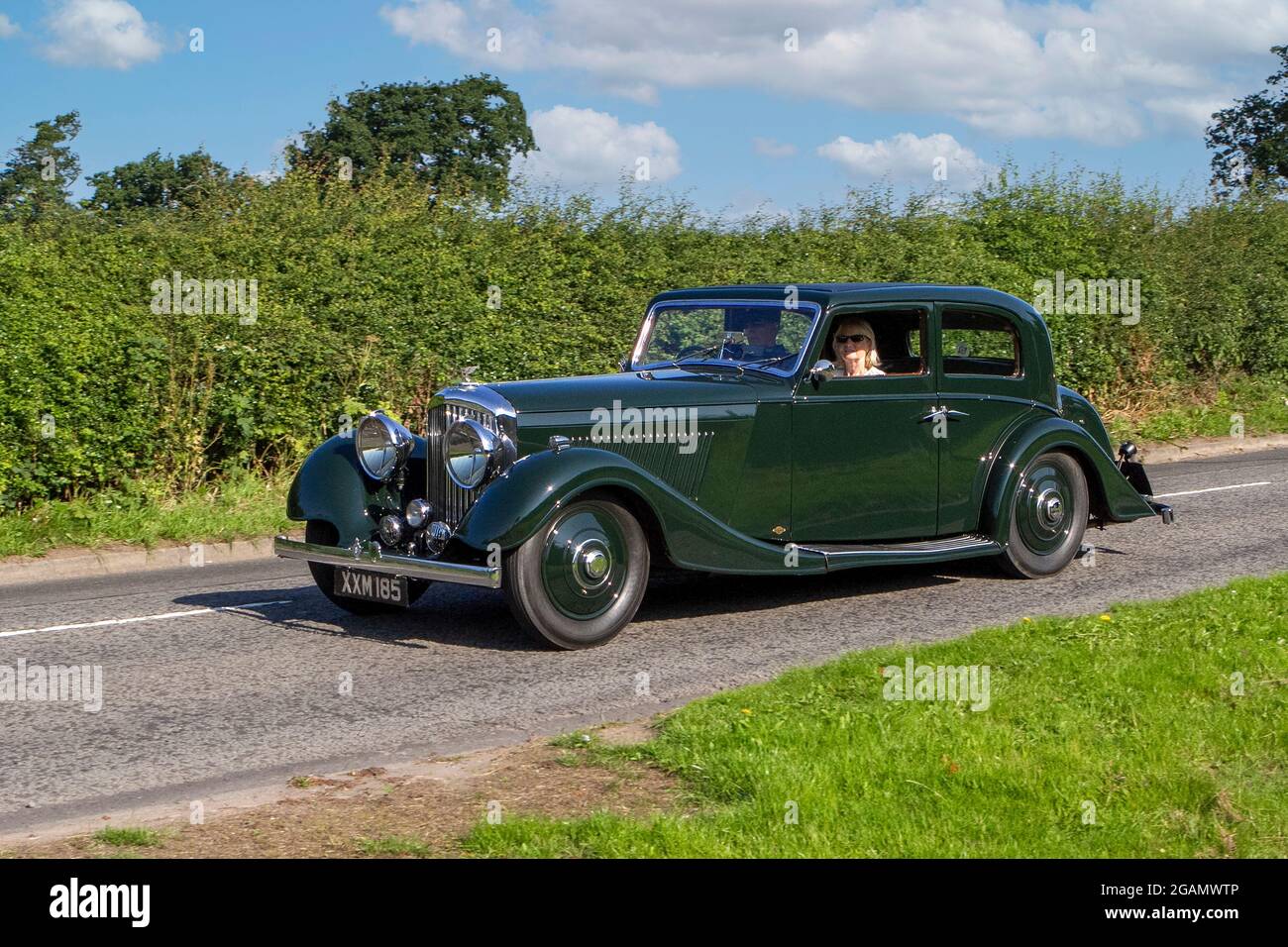 Eine klassische Bentley Benzinlimousine aus den 30er Jahren des Jahres 1936, die auf der Capesthorne Hall Classic Car Show ankommt. Stockfoto