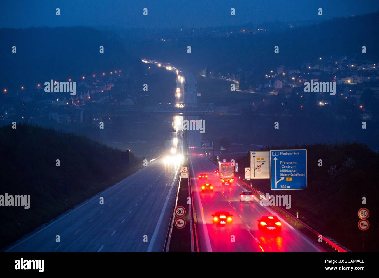 Abschnitt der Autobahn A8 in der Nähe von Niefern-Oschelbronn in Deutschland.die Bundesautobahn 8 ( BAB8 oder A8 Autobahn) ist eine Autobahn in Süddeutschland, die 497 km vom Luxemburg bei Schengen bis zur österreichischen West Autobahn bei Salzburg verläuft. Die A 8 ist eine bedeutende Ost-West-Transitroute. Einige Abschnitte der Autobahn bleiben in ihrer ursprünglichen Konfiguration aus den 1930er Jahren - 2+2 Spuren, keine Notwege, steile Hügel und enge Kurven. In Kombination mit dem heutigen Verkehr ist die A8 damit eine der überfülltesten und gefährlichsten Autobahnen in Deutschland. Stockfoto