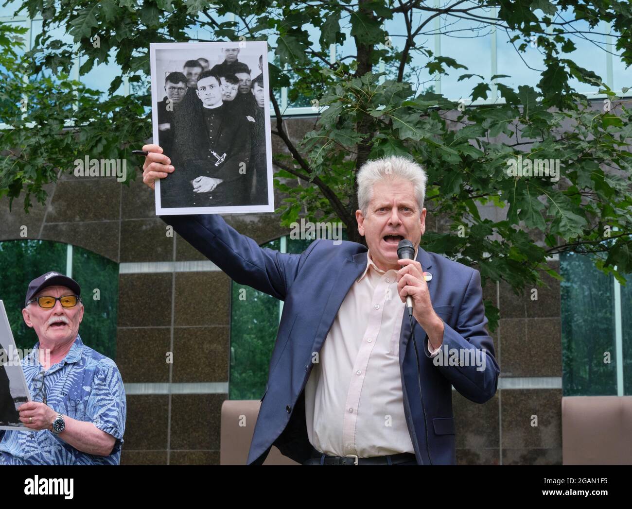 Ottawa, Kanada. Juli 2021. Charlie Angus, Bundestagsabgeordneter (NDP) für die Fahrt in der Timmins-James Bay, mit einem Bild von Pater Arthur Lavoie, Oblaten-Priester, einem der Priester, der für die Gräueltaten in der indischen Wohnschule St. Anne verantwortlich gemacht wurde. Herr Angus fordert, dass das Justizministerium ihre Untersuchungsergebnisse in den Angelegenheiten veröffentlicht und dass ein Sonderanwalt und eine unabhängige Untersuchung der Handlungen der Regierung und der katholischen Kirchen in der Angelegenheit durchgeführt werden. Kredit: Meanderingemu/Alamy Live Nachrichten Stockfoto