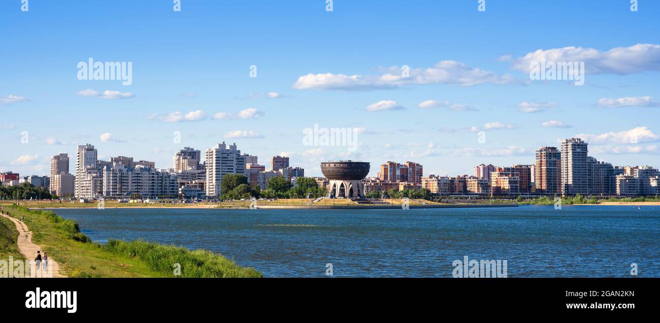 Panorama von Kasan im Sommer, Russland. Stadtlandschaft von Kazan Moderne Gebäude am Fluss Kazanka. Stadtbild der Hauptstadt Tatarstan. Panoramablick auf Kaz Stockfoto