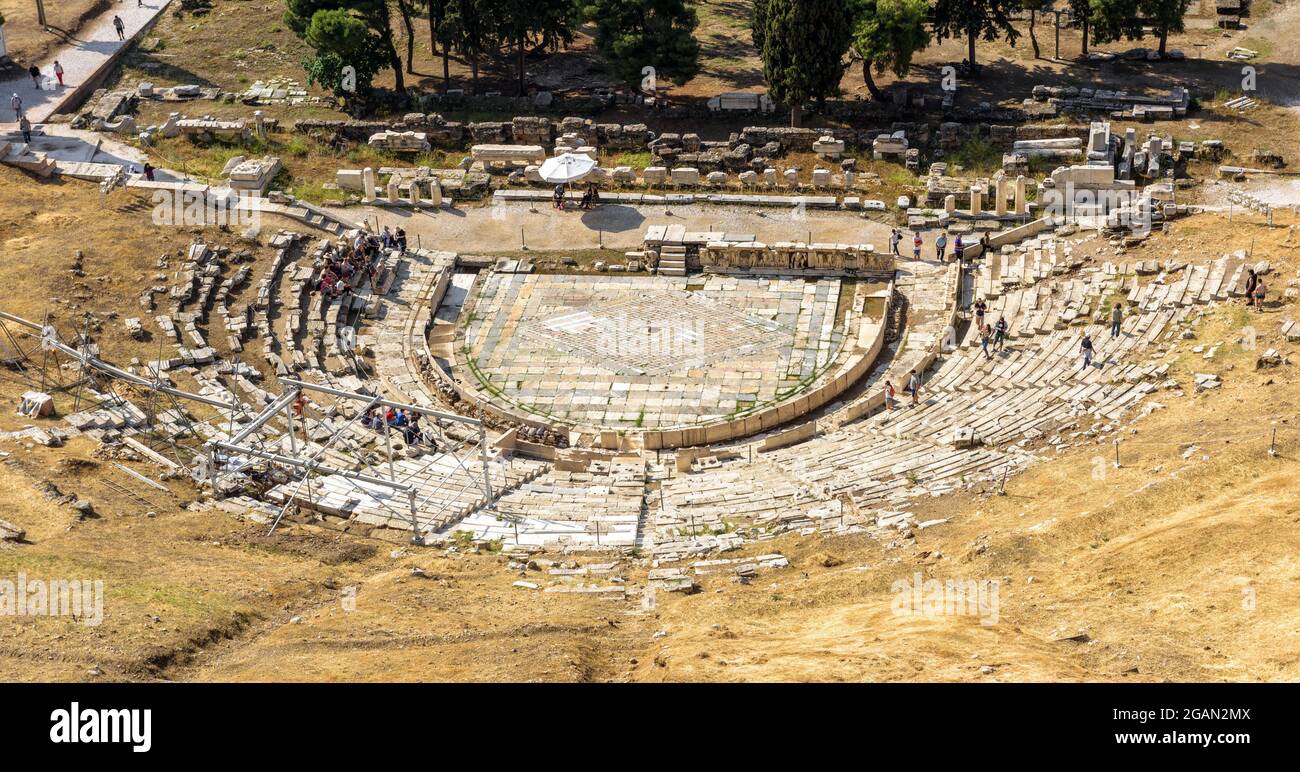 Altgriechisches Theater von Dionysos am Fuß der Akropolis, Athen, Griechenland. Es ist berühmte Touristenattraktion von Athen. Malerisches Panorama klassischer Ruinen. Co Stockfoto