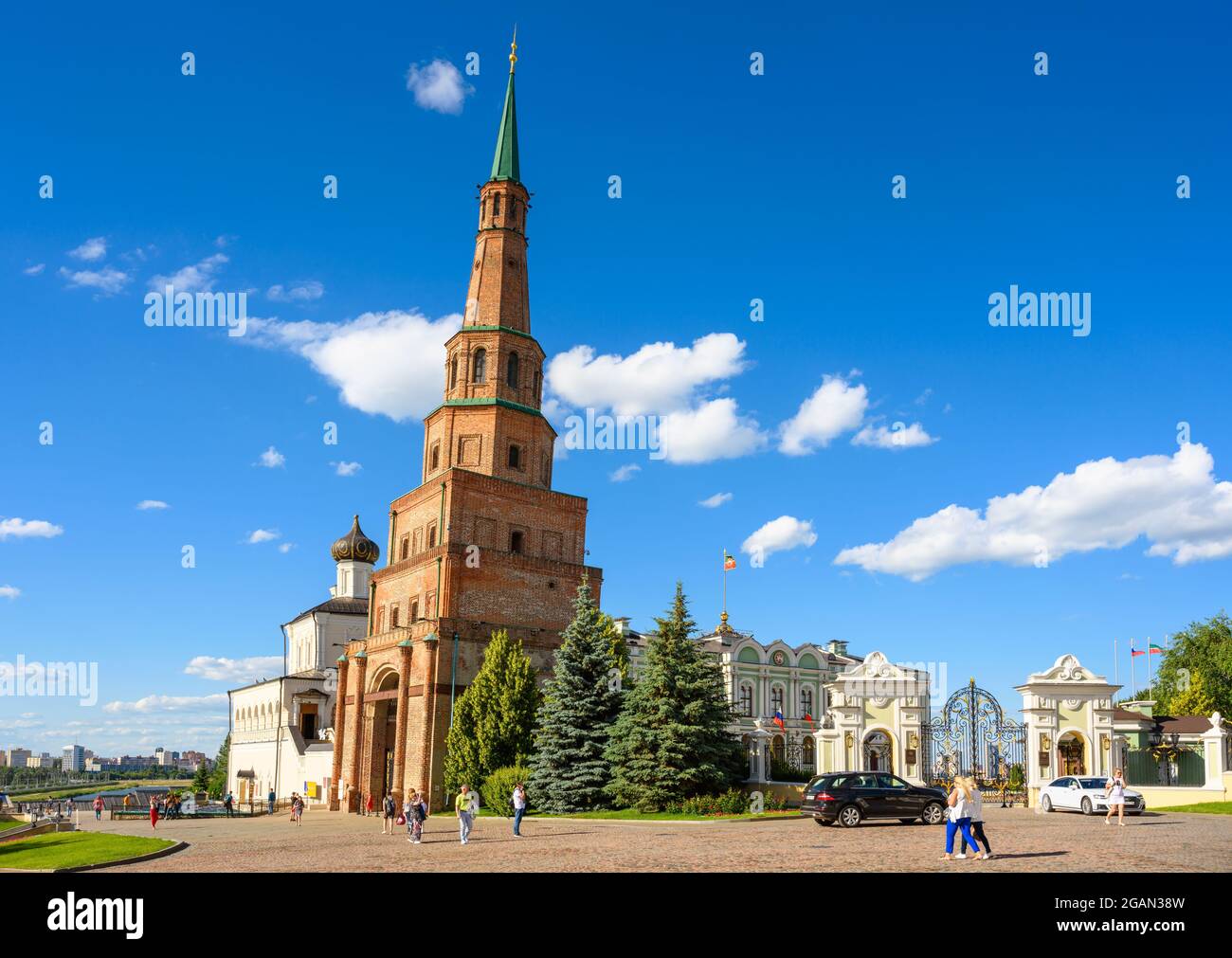 Suyumbike Tower in Kasan Kreml, Tatarstan, Russland. Dieses schiefe Gebäude ist eine berühmte Touristenattraktion von Kazan. Blick auf das alte Wahrzeichen und Stockfoto