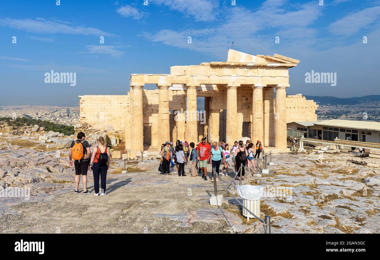 Die Menschen besuchen die berühmte Akropolis von Athen, Griechenland. Blick auf die antiken griechischen Propylaeen. Die Akropolis ist die wichtigste Touristenattraktion Athens. Stockfoto