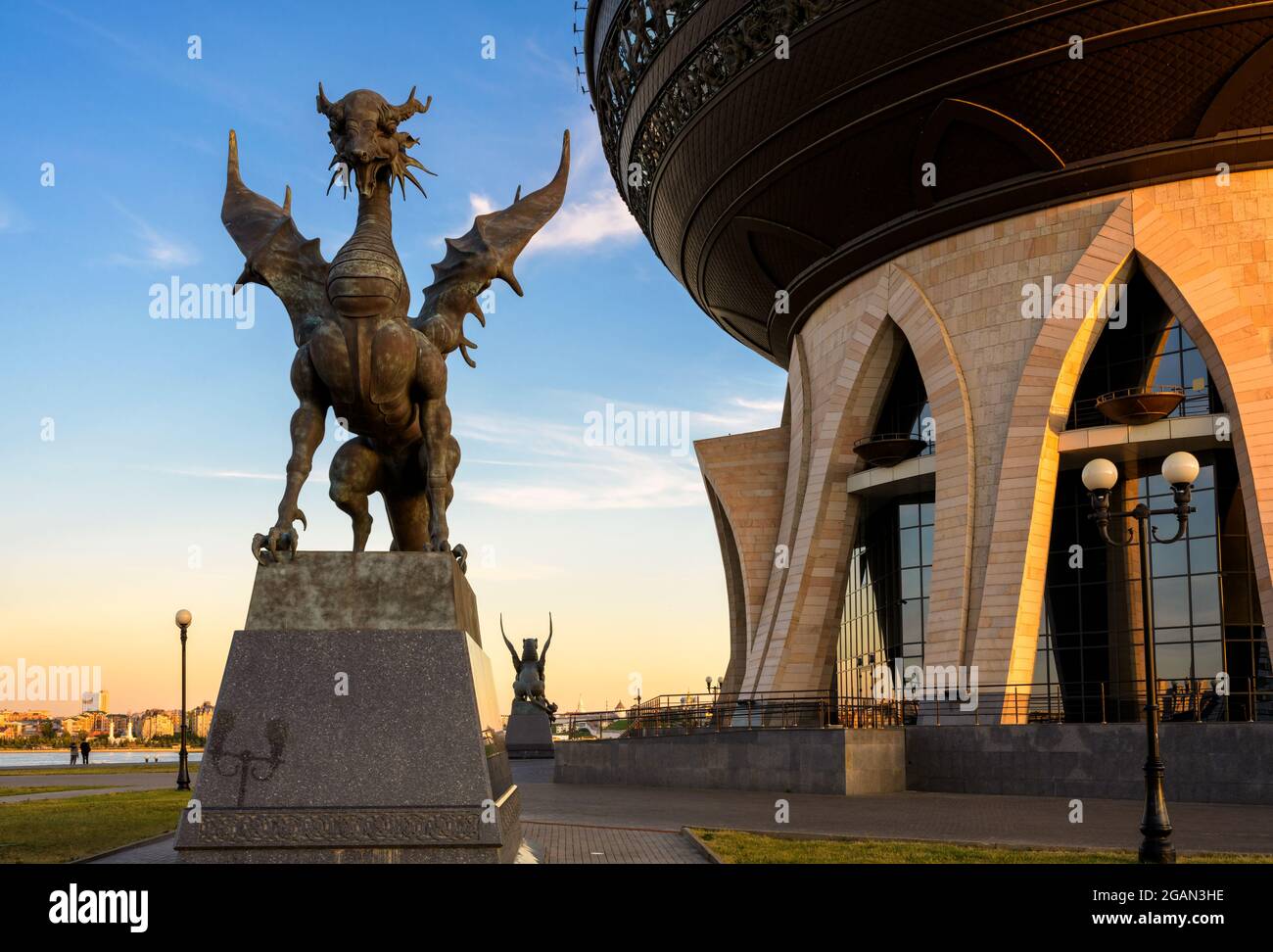Familienzentrum (Hochzeitspalast) bei Sonnenuntergang in Kasan, Tatarstan, Russland. Blick auf Dragon Zilant, offizielles Symbol von Kazan im Sommer Stockfoto