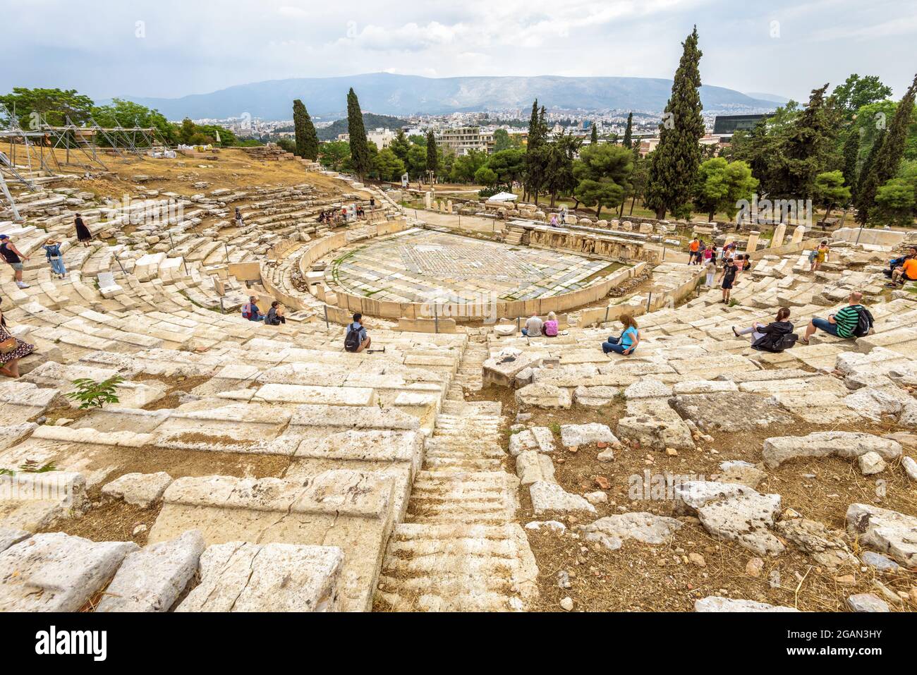 Panorama des alten Dionysostheaters am Fuß der Akropolis, Athen, Griechenland. Es ist Touristenattraktion von Athen. Menschen besuchen Ancient Stockfoto