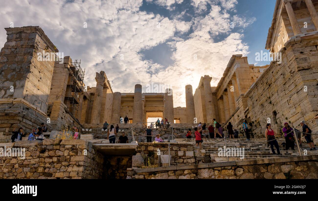 Propylaea der berühmten Akropolis in Athen, Griechenland. Der Eingang zur Akropolis ist die Touristenattraktion von Athen. Die Menschen besuchen das antike Gr Stockfoto