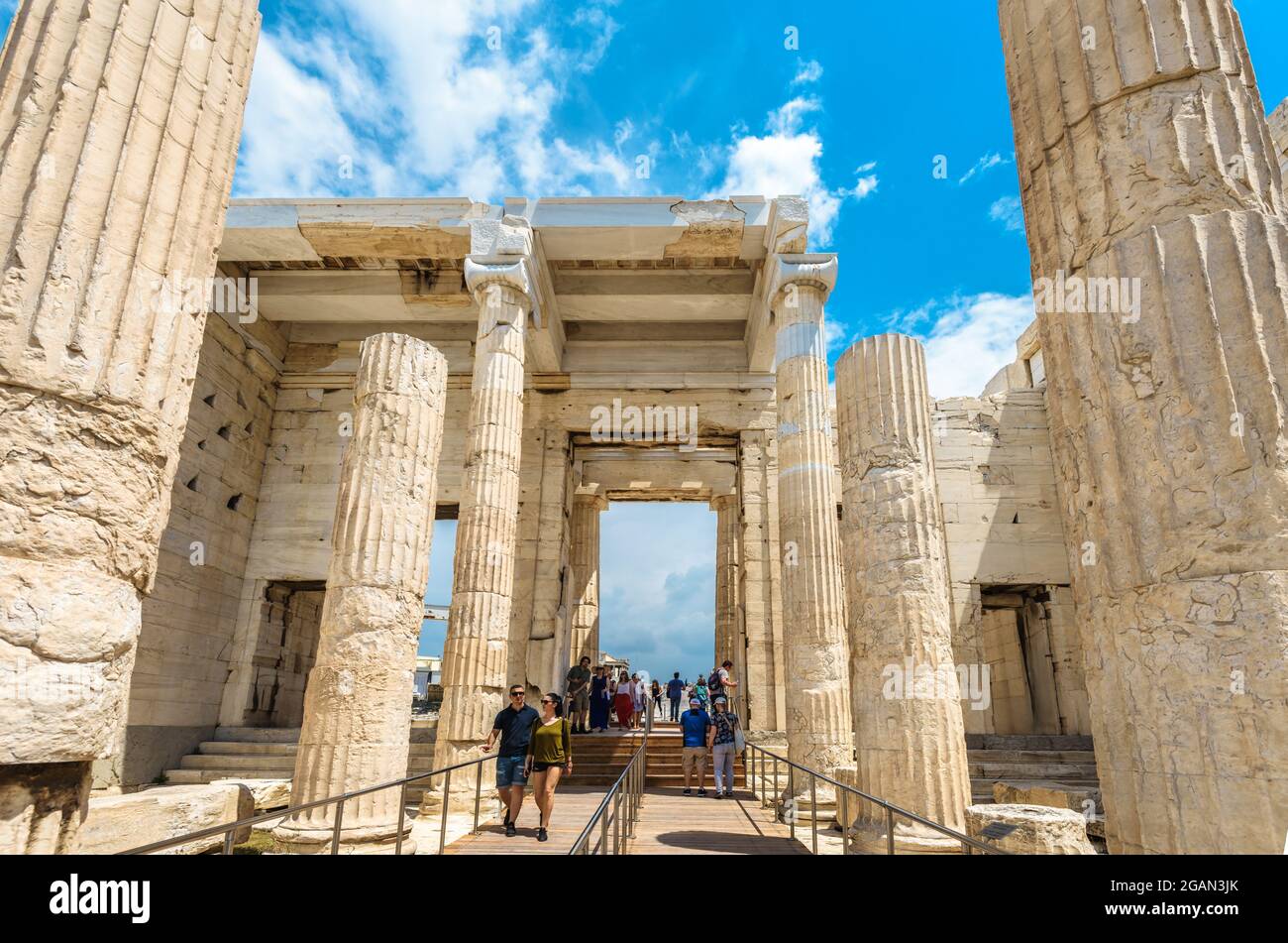 Die Menschen besuchen die antiken griechischen Propylaeen auf der berühmten Akropolis von Athen, Griechenland. Die Akropolis ist die wichtigste Touristenattraktion Athens. Konz Stockfoto