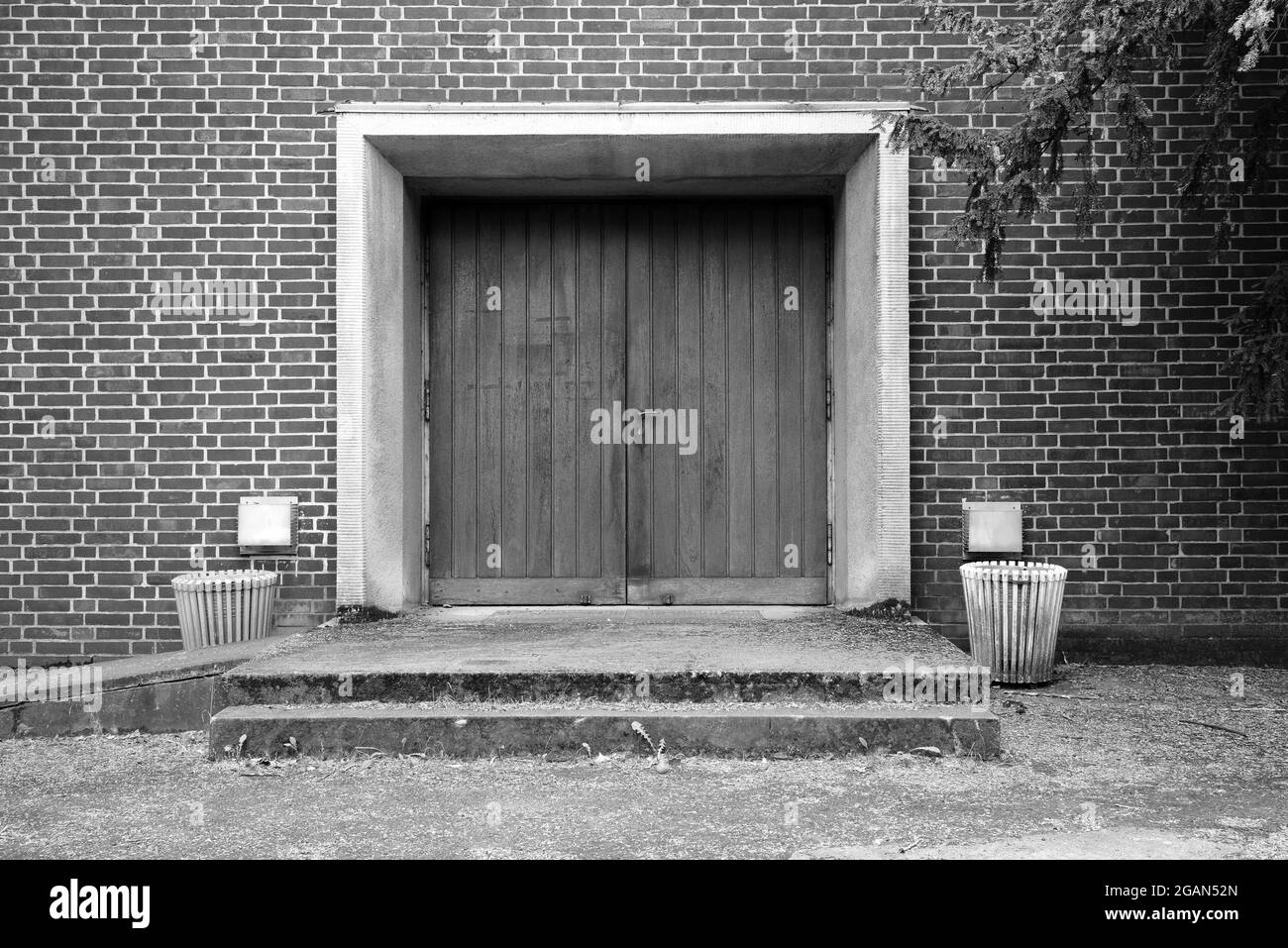 Frontansicht des Eingangsbereichs einer Trauerhalle in Schwarz-Weiß. Stockfoto