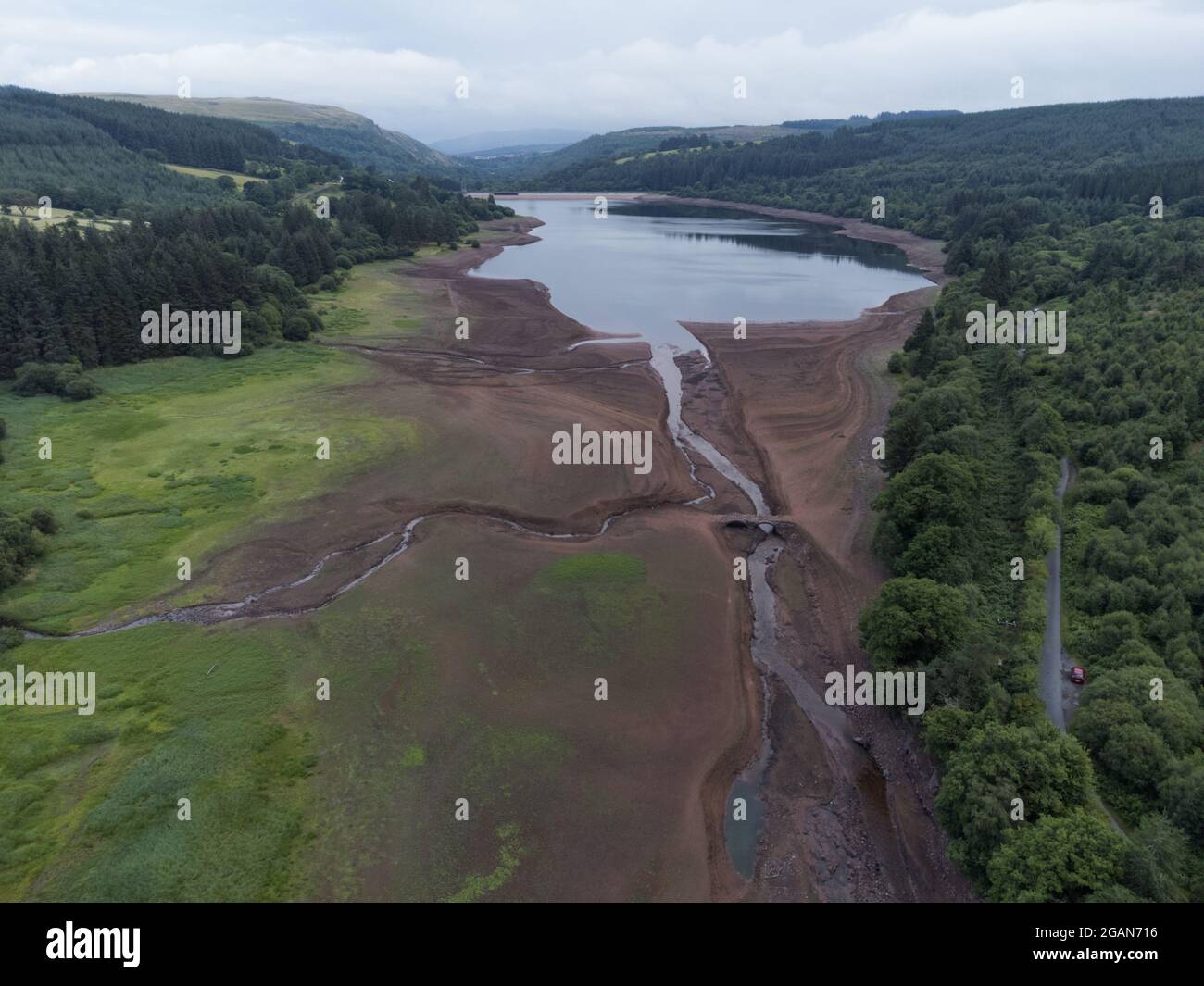 Llwyn Onn Reservoir, Merthyr Tydfil, Südwales. 31. Juli 2021. Britisches Wetter: Dunkler Himmel über dem ausgetrockelten Reservoir an diesem Abend. Stockfoto