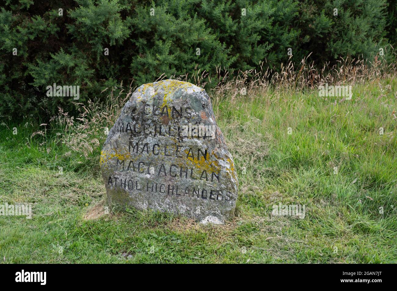 Gedenkstein für Clans Macgillivray, Maclean und Maclachlan, Athol Highlanders. Aufgenommen in Culloden Moor, Schlachtort während der jakobitischen Rebellion Stockfoto