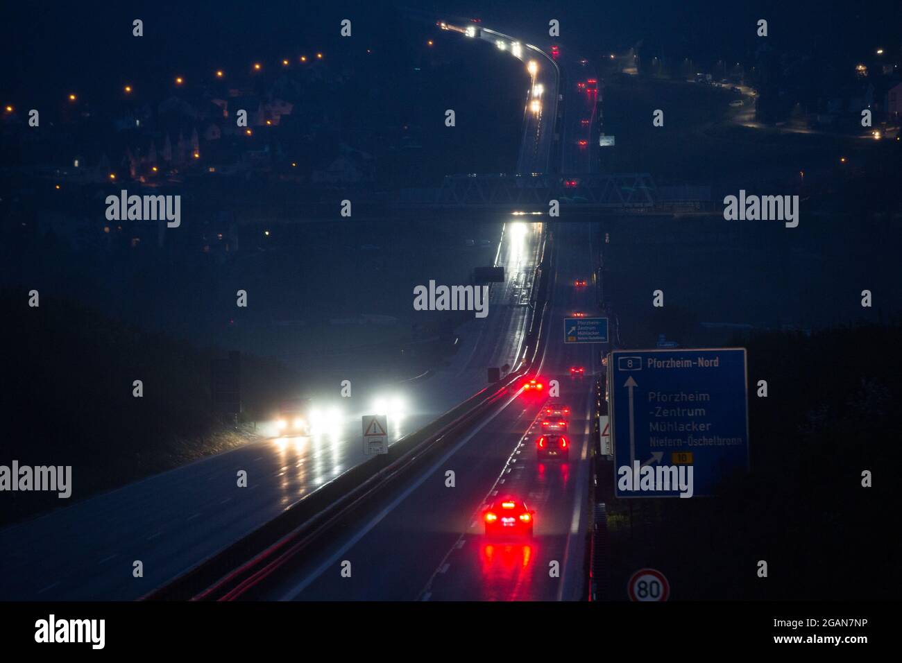 Abschnitt der Autobahn A8 in der Nähe von Niefern-Oschelbronn in Deutschland.die Bundesautobahn 8 ( BAB8 oder A8 Autobahn) ist eine Autobahn in Süddeutschland, die 497 km vom Luxemburg bei Schengen bis zur österreichischen West Autobahn bei Salzburg verläuft. Die A 8 ist eine bedeutende Ost-West-Transitroute. Einige Abschnitte der Autobahn bleiben in ihrer ursprünglichen Konfiguration aus den 1930er Jahren - 2 2 Spuren, keine Notwege, steile Hügel und enge Kurven. In Kombination mit dem heutigen Verkehr ist die A8 damit eine der überfülltesten und gefährlichsten Autobahnen in Deutschland. (Foto von Karol Serewis/SOPA Images/SIP Stockfoto