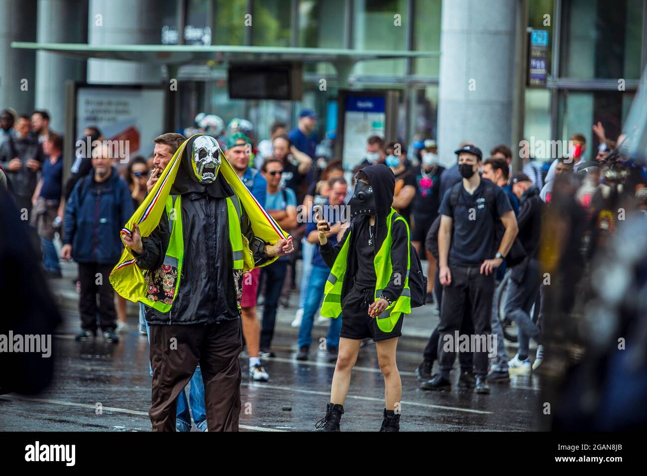 Tausende von Menschen protestierten in Paris gegen einen obligatorischen Covid19-Gesundheitspass für die Einreise in eine Vielzahl öffentlicher Einrichtungen, 31. Juli 2021 Stockfoto