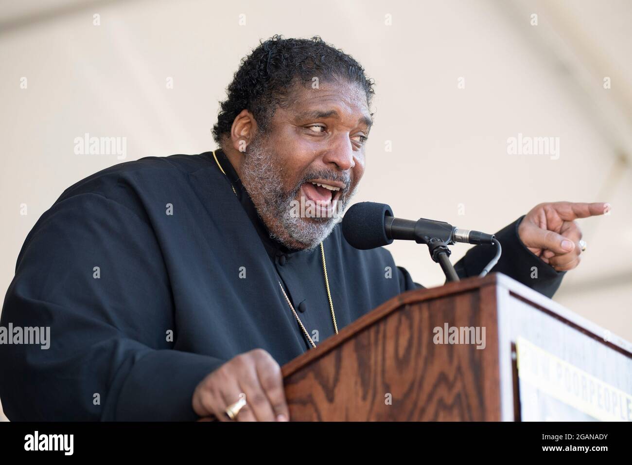 Austin Texas USA, 31. Juli 2021: Rev. William Barber II. Spricht bei einer Wahlrechtskundgebung im Texas Capitol. Die Bürgerrechtler von North Caroline und Dutzende anderer Redner kritisierten die Bemühungen der Republikaner, die Wahlverfahren landesweit und in Texas zu ändern. Kredit: Bob Daemmrich/Alamy Live Nachrichten Stockfoto