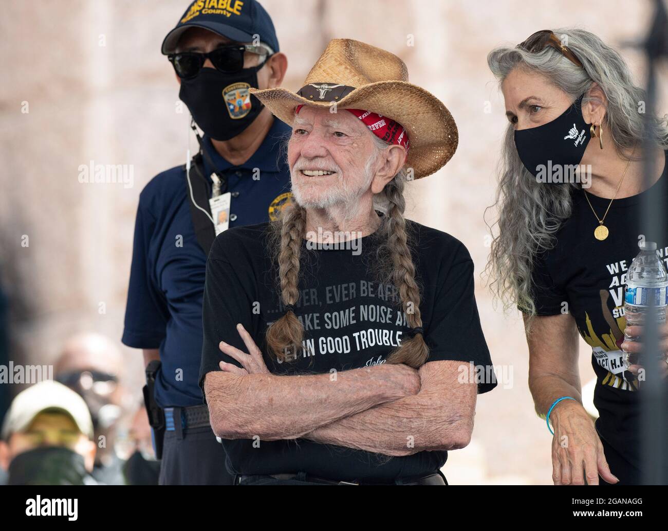 Austin Texas USA, 31. Juli 2021: Sängerin Willie Nelson wartet mit Frau Annie (r) backstage auf eine Wahlrechtskundgebung im Texas Capitol. Dutzende Redner kritisierten die Bemühungen der Republikaner, die Wahlverfahren im ganzen Land und in Texas zu ändern. Etwa 3,000 Menschen wurden mit einem 3-Song-Set des legendären texanischen Musikers behandelt. Kredit: Bob Daemmrich/Alamy Live Nachrichten Stockfoto