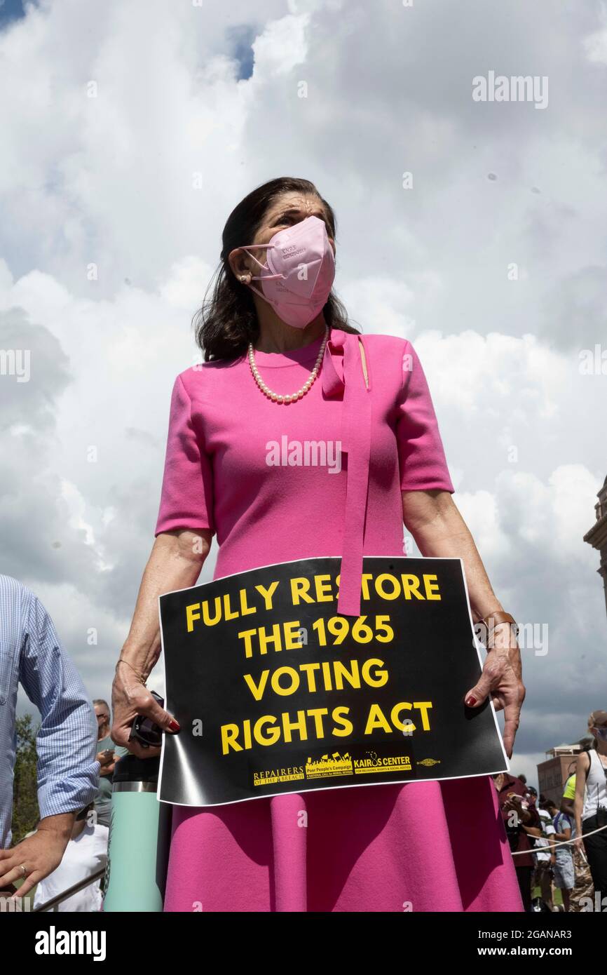 Austin Texas USA, 31. Juli 2021: Luci Baines Johnson feuert Sprecher an, als sich Wahlrechtsbefürworter im Texas Capitol versammelten, wo Dutzende von Rednern die republikanischen Bemühungen kritisierten, die Wahlverfahren landesweit und in Texas zu ändern. Johnsons Vater, Lyndon Baines Johnson, war maßgeblich an der Verabschiedung der Stimmrechtsakte von 1965 beteiligt, als er Präsident der Vereinigten Staaten war. Kredit: Bob Daemmrich/Alamy Live Nachrichten Stockfoto