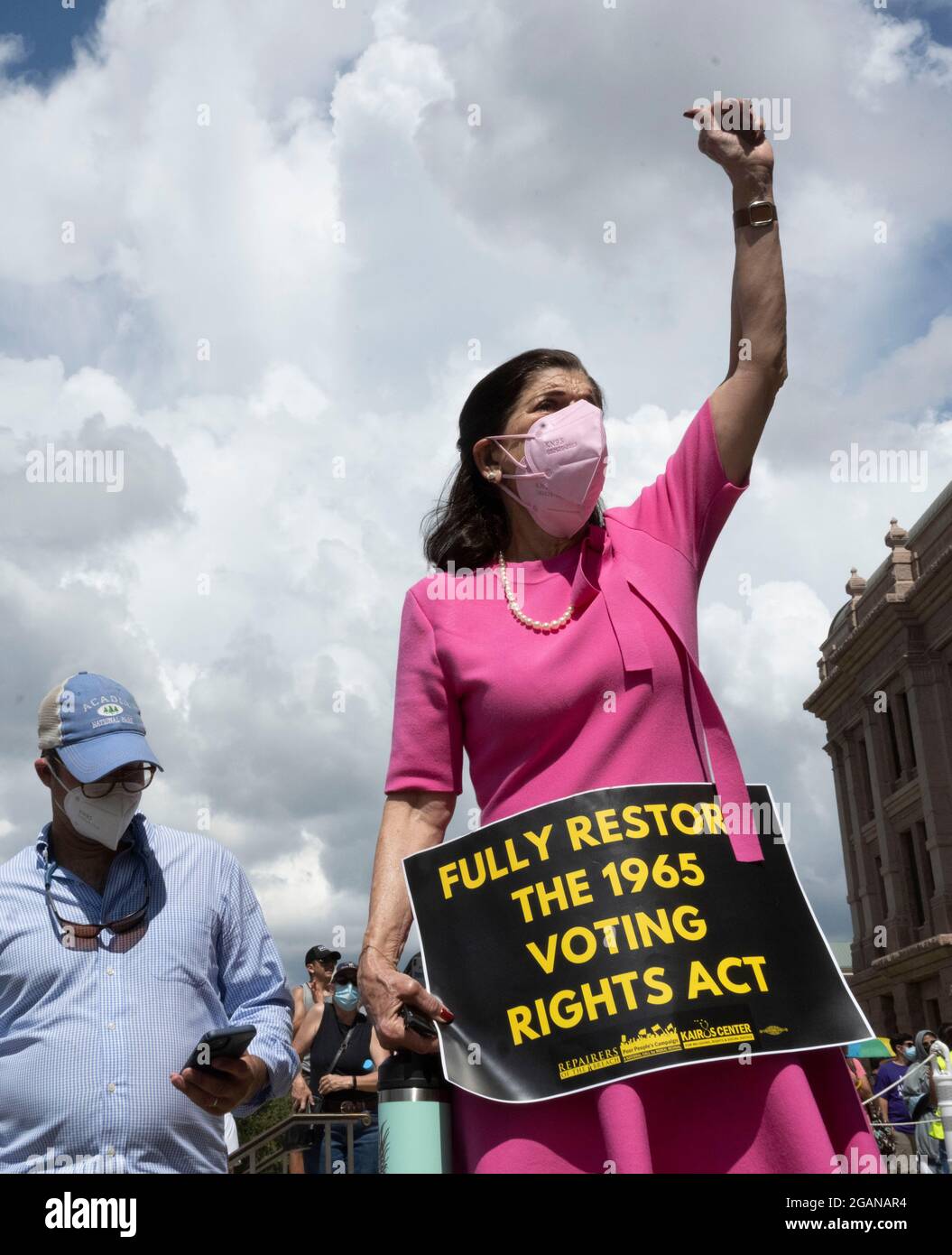 Austin Texas USA, 31. Juli 2021: Luci Baines Johnson feuert Sprecher an, als sich Wahlrechtsbefürworter im Texas Capitol versammelten, wo Dutzende von Rednern die republikanischen Bemühungen kritisierten, die Wahlverfahren landesweit und in Texas zu ändern. Johnsons Vater, Lyndon Baines Johnson, war maßgeblich an der Verabschiedung der Stimmrechtsakte von 1965 beteiligt, als er Präsident der Vereinigten Staaten war. Kredit: Bob Daemmrich/Alamy Live Nachrichten Stockfoto