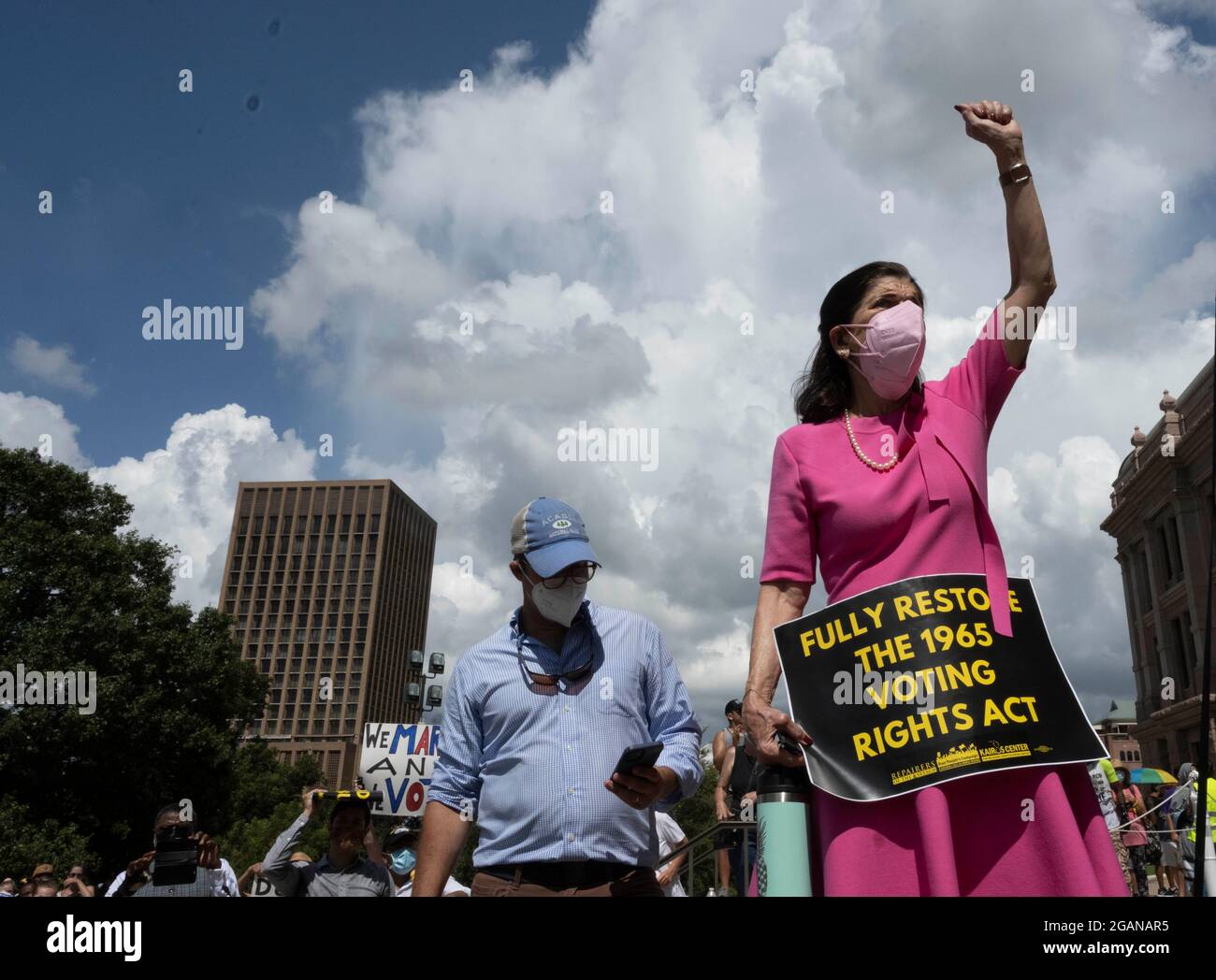 Austin Texas USA, 31. Juli 2021: Luci Baines Johnson feuert Sprecher an, als sich Wahlrechtsbefürworter im Texas Capitol versammelten, wo Dutzende von Rednern die republikanischen Bemühungen kritisierten, die Wahlverfahren landesweit und in Texas zu ändern. Johnsons Vater, Lyndon Baines Johnson, war maßgeblich an der Verabschiedung der Stimmrechtsakte von 1965 beteiligt, als er Präsident der Vereinigten Staaten war. Kredit: Bob Daemmrich/Alamy Live Nachrichten Stockfoto