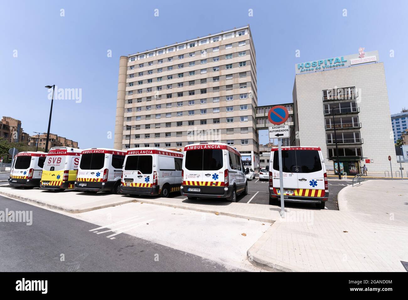 Valencia, Spanien - 24. Juli 2021: Hauptfassade mit Ambulanzparkplatz im Vordergrund des öffentlichen Krankenhauses „Arnau de Vilanova“ in Valencia Stockfoto