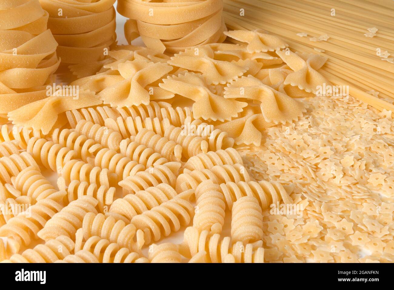 Italienische Nudelsorten: Fusilli, Farfalle, Fettuccine, Spaghetti, Sterne. Stockfoto