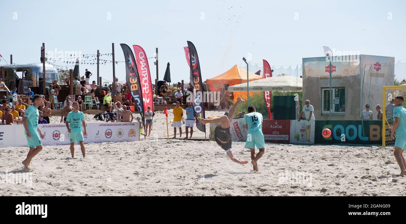 Pärnu, Estland - 24. Juli 2021: Strandfußballturnier am Strand von Pärnu. Stockfoto
