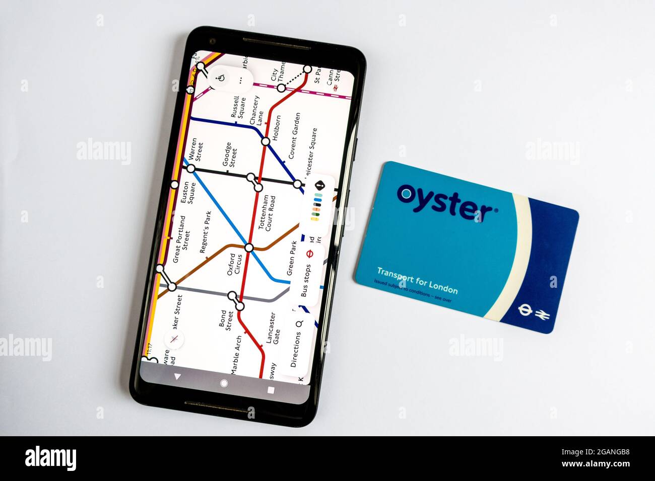 U-Bahn-Karte auf Smartphone und Oyster-Karte die Transport for London-Reisekarte Stockfoto