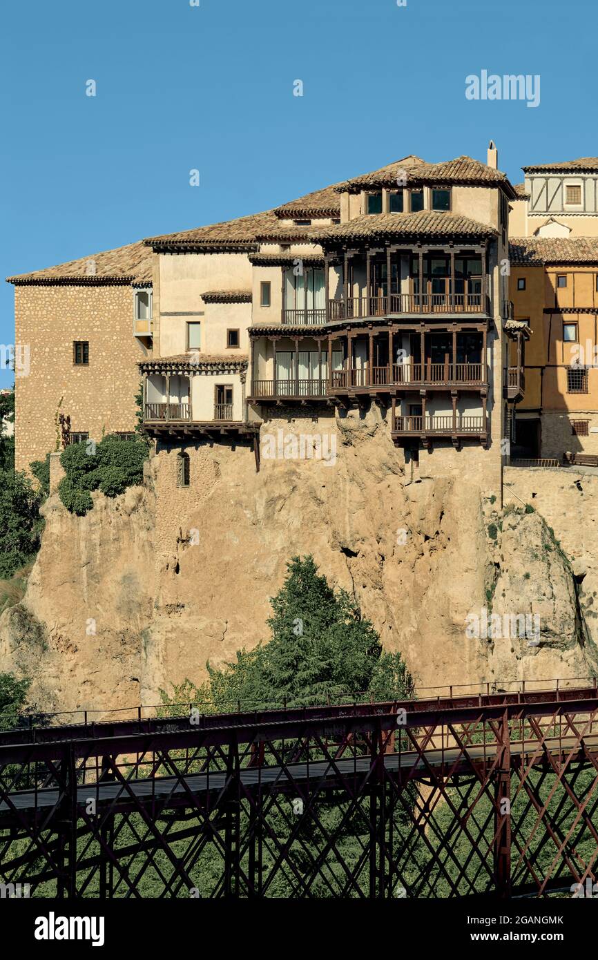 Casa Colgada oder Hängehäuser, jetzt beherbergt das Museum für abstrakte spanische Kunst und die el Saint Pablo Brücke in Huecar Fluss, Cuenca Stadt, la Mancha Spanien Stockfoto