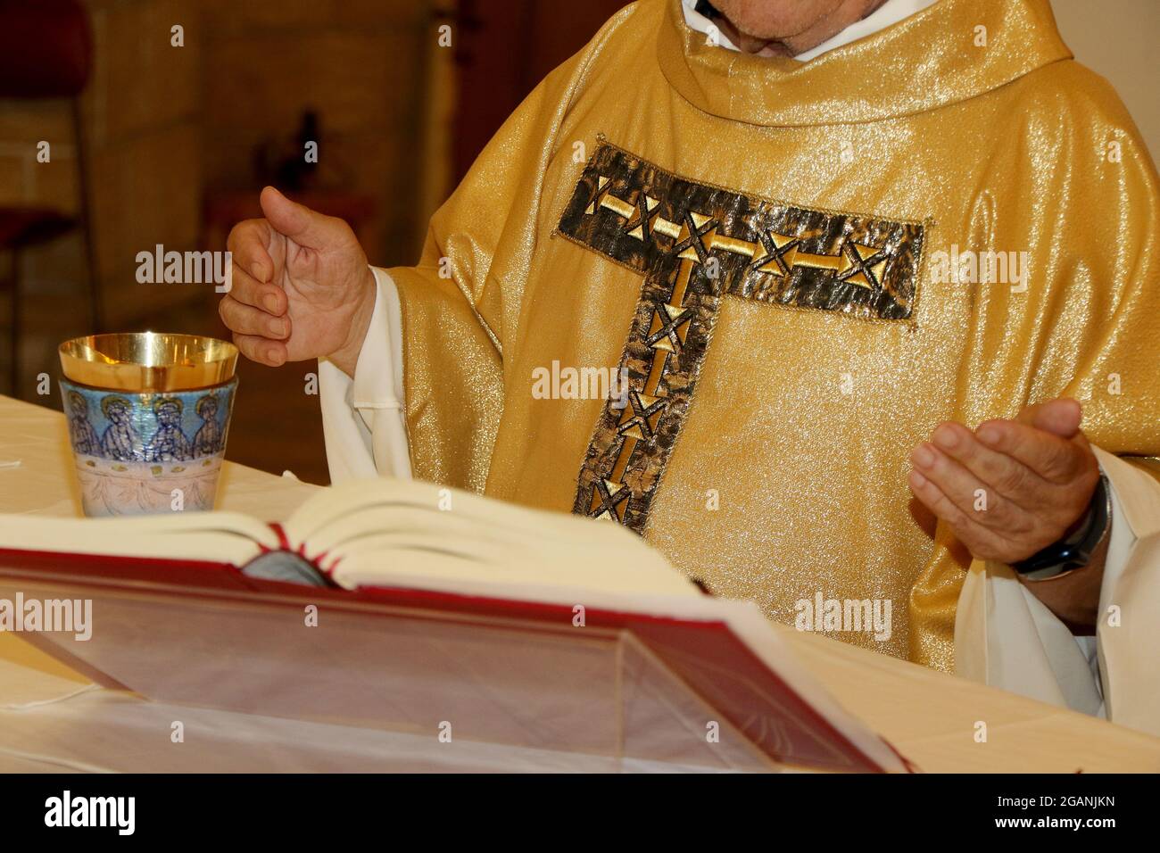 Was Trägt Ein Katholischer Priester Catholic Priest Confession Stockfotos und -bilder Kaufen - Alamy