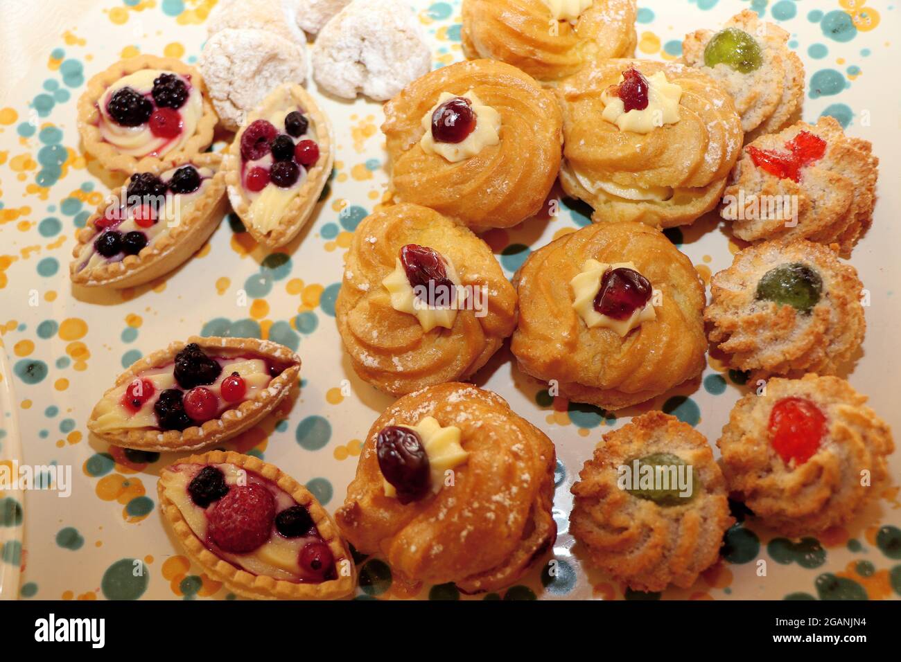 Zeppole di San Giuseppe und Mandelgebäck. Typische Süditalienbonbons Stockfoto