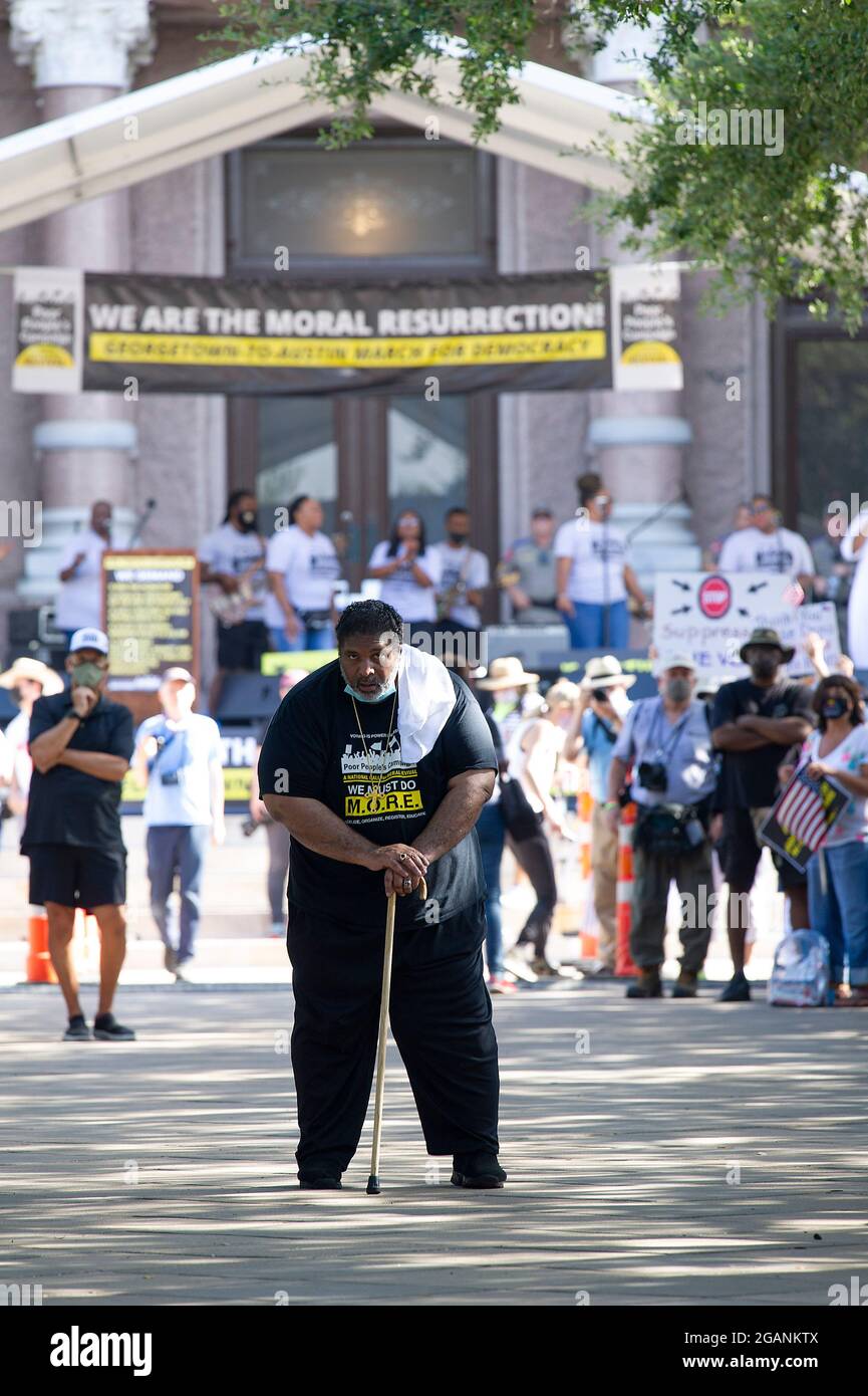 Stimmrechte. Juli 2021. Rev. Dr. William J. Barber II. Mit der Kampagne der Armen wartet auf die Ankunft von Marschern in der Texas State Capital, um Maßnahmen des Bundes bezüglich der Stimmrechte zu fordern. Austin, Texas. Mario Cantu/CSM/Alamy Live News Stockfoto