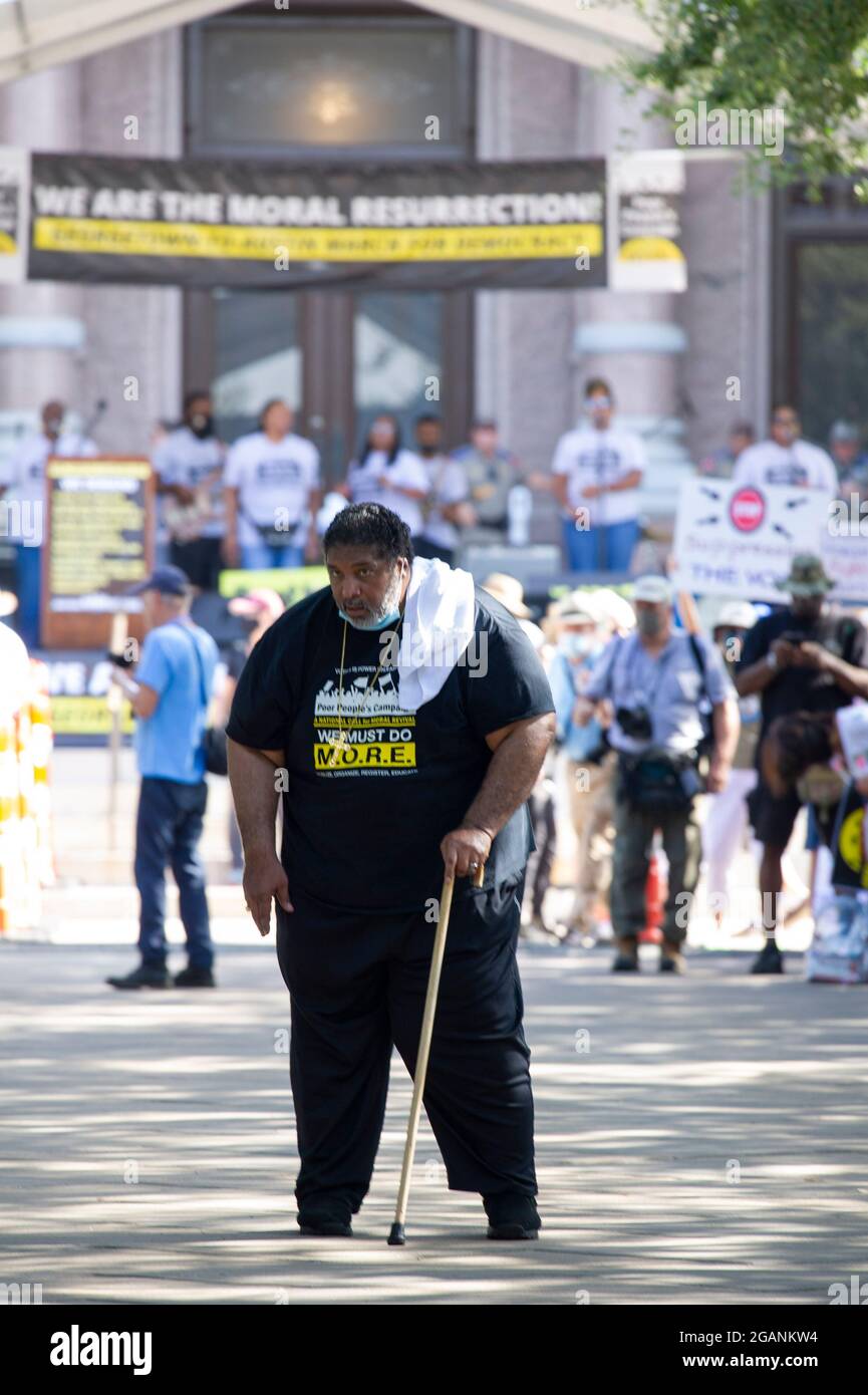 Stimmrechte. Juli 2021. Rev. Dr. William J. Barber II. Mit der Kampagne der Armen wartet auf die Ankunft von Marschern in der Texas State Capital, um Maßnahmen des Bundes bezüglich der Stimmrechte zu fordern. Austin, Texas. Mario Cantu/CSM/Alamy Live News Stockfoto