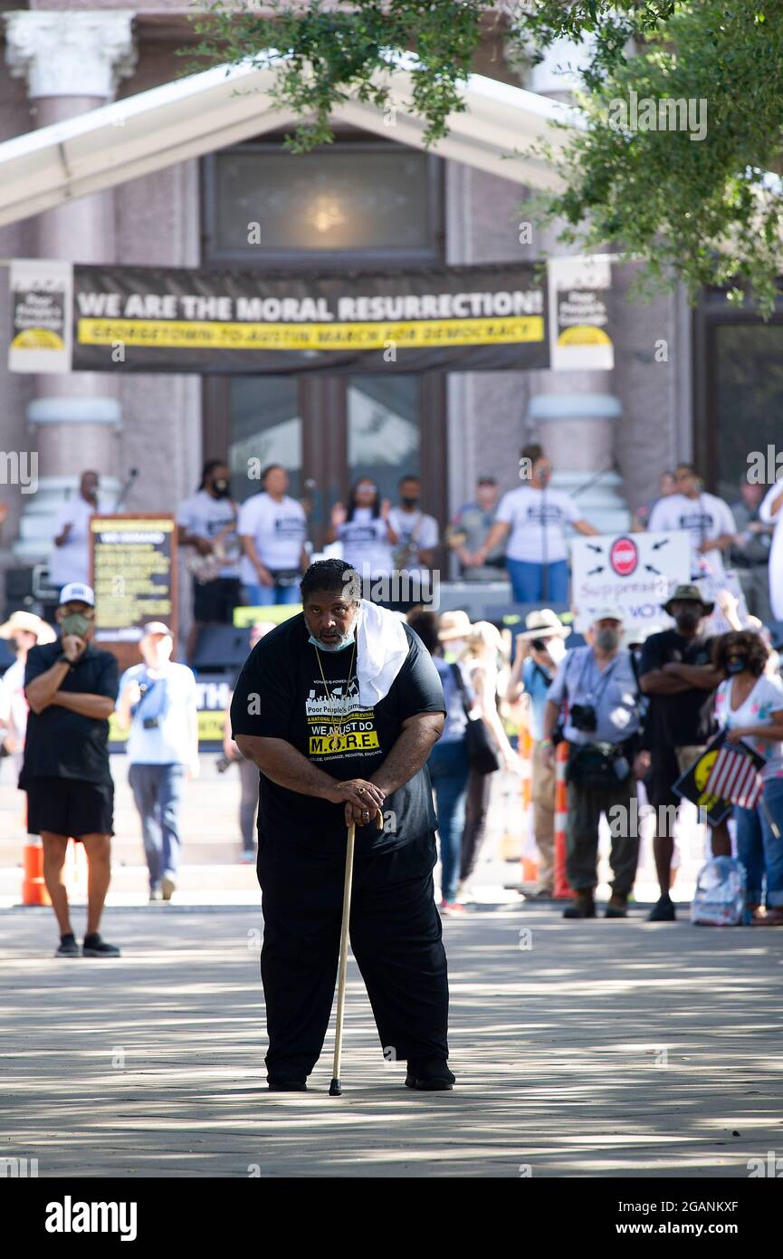 Stimmrechte. Juli 2021. Rev. Dr. William J. Barber II. Mit der Kampagne der Armen wartet auf die Ankunft von Marschern in der Texas State Capital, um Maßnahmen des Bundes bezüglich der Stimmrechte zu fordern. Austin, Texas. Mario Cantu/CSM/Alamy Live News Stockfoto