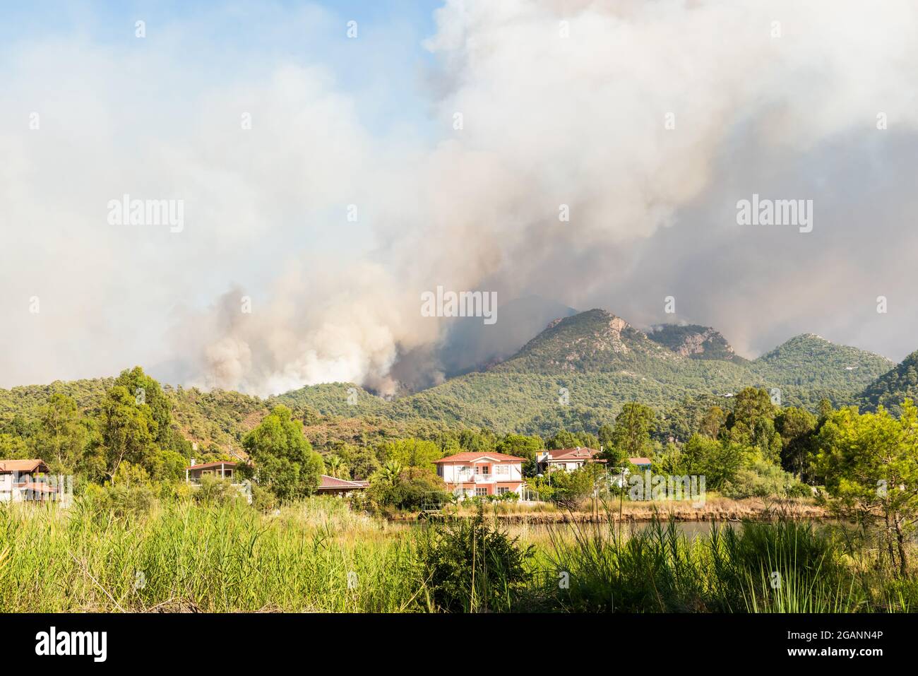 Rauch von einem Waldbrand, der am 31. Juli 2021 über dem Stadtteil Hisaronu im türkischen Marmaris Resort aufsteigt. Stockfoto