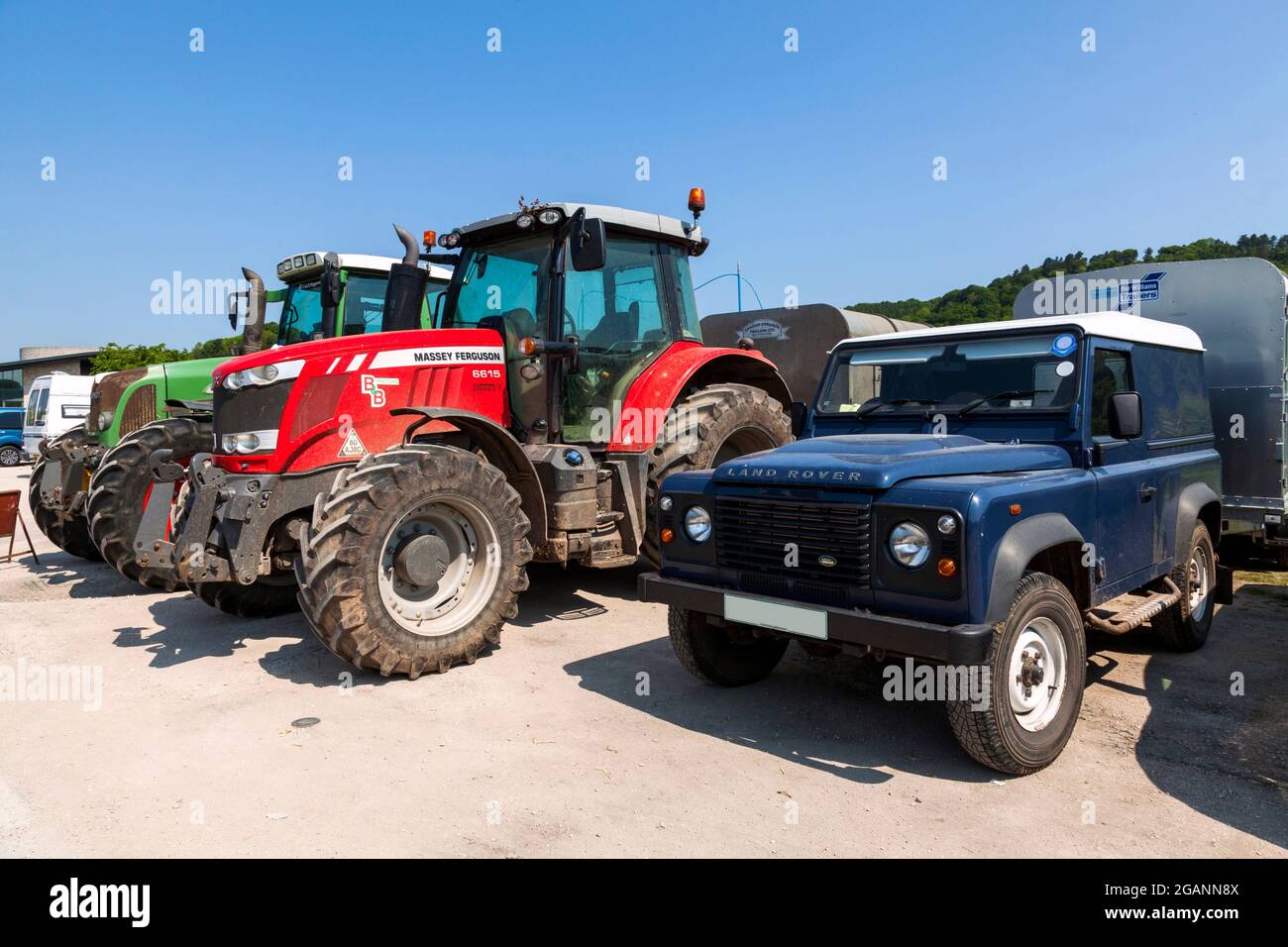 Ein Land Rover Defender und Massey Ferguson 6615 Traktor in der U/.K. Stockfoto