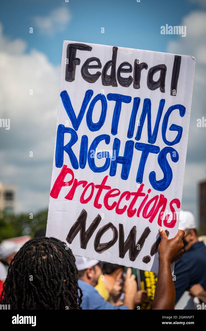 Austin, Texas, USA. 31. Juli 2021. Kundgebung am State Capitol. Die Kampagne der Armen beendete ihren viertägigen, 27 Meilen langen marsch von Georgetown nach Austin am Samstagmorgen im Capitol. Während sie als Wahlrechtskundgebung bezeichnet wurde, forderte die Kampagne auch eine Erhöhung des Mindestlohns unter anderen „Arbeitnehmern“. Kredit: Sidney Bruere/Alamy Live Nachrichten Stockfoto