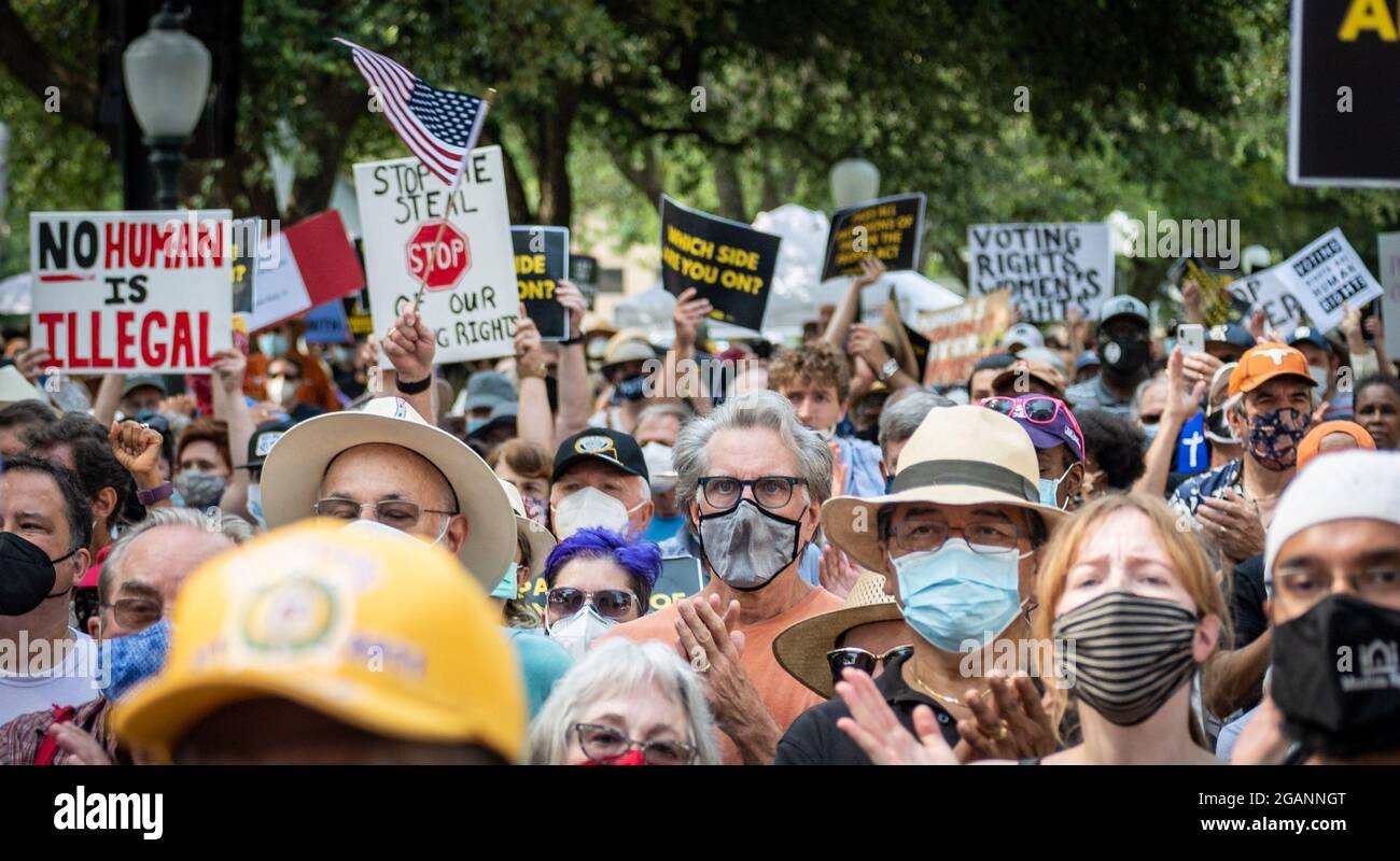 Austin, Texas, USA. 31. Juli 2021. Kundgebung am State Capitol. Die Kampagne der Armen beendete ihren viertägigen, 27 Meilen langen marsch von Georgetown nach Austin am Samstagmorgen im Capitol. Während sie als Wahlrechtskundgebung bezeichnet wurde, forderte die Kampagne auch eine Erhöhung des Mindestlohns unter anderen „Arbeitnehmern“. Kredit: Sidney Bruere/Alamy Live Nachrichten Stockfoto