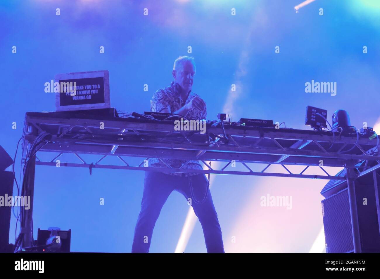 Lulworth, Dorset, 31. Juli 2021. Fat Boy Slim alias Norman Cook, der ein dj-Set live beim Camp Beestival Festival, Lulworth, Dorset UK aufführt Credit: Dawn Fletcher-Park/Alamy Live News Stockfoto