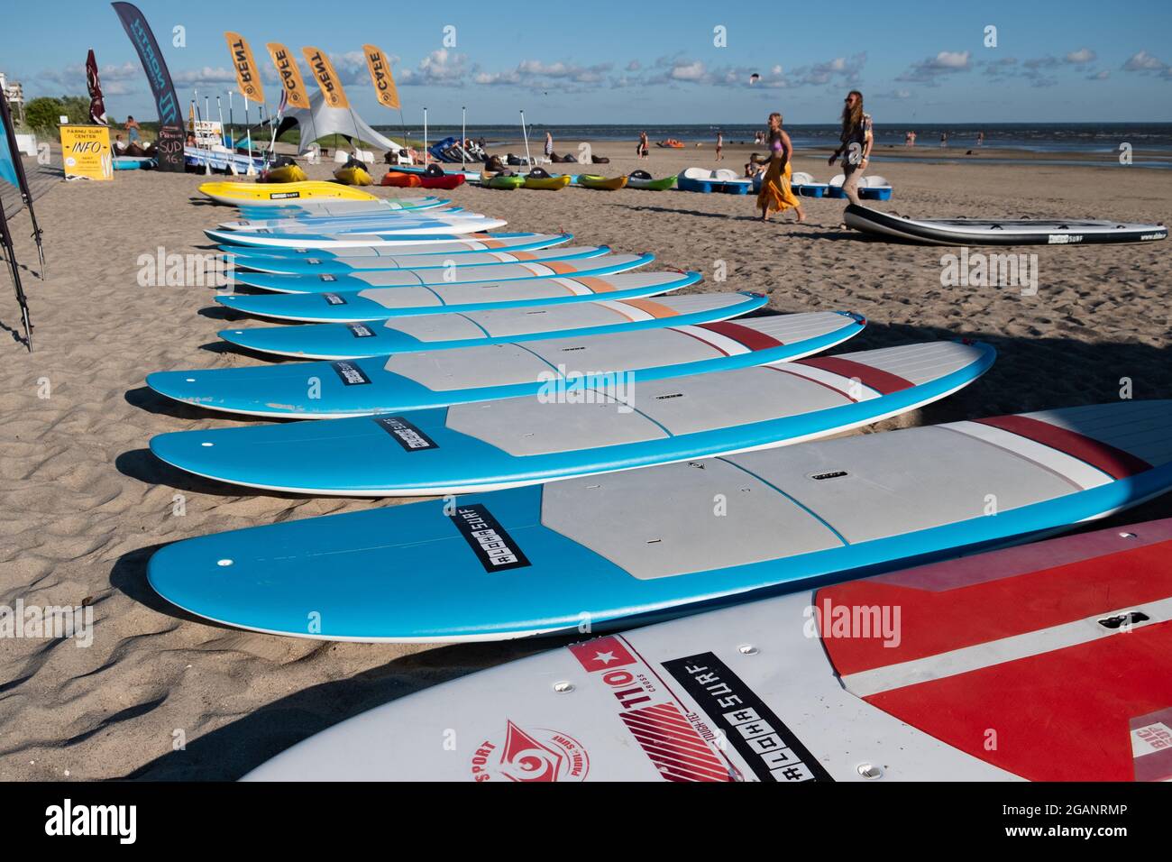 Pärnu, Estland - 11. Juli 2021: Surfausrüstung zum Verleih im Aloha Surfcenter am Strand von Pärnu. Stockfoto