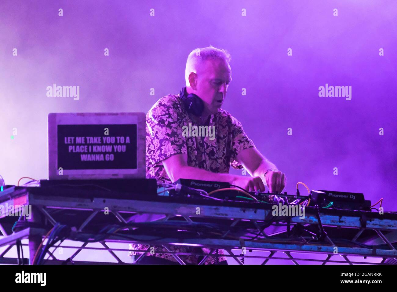 Lulworth, Dorset, 31. Juli 2021. Fat Boy Slim alias Norman Cook, der ein dj-Set live beim Camp Beestival Festival, Lulworth, Dorset UK aufführt Credit: Dawn Fletcher-Park/Alamy Live News Stockfoto