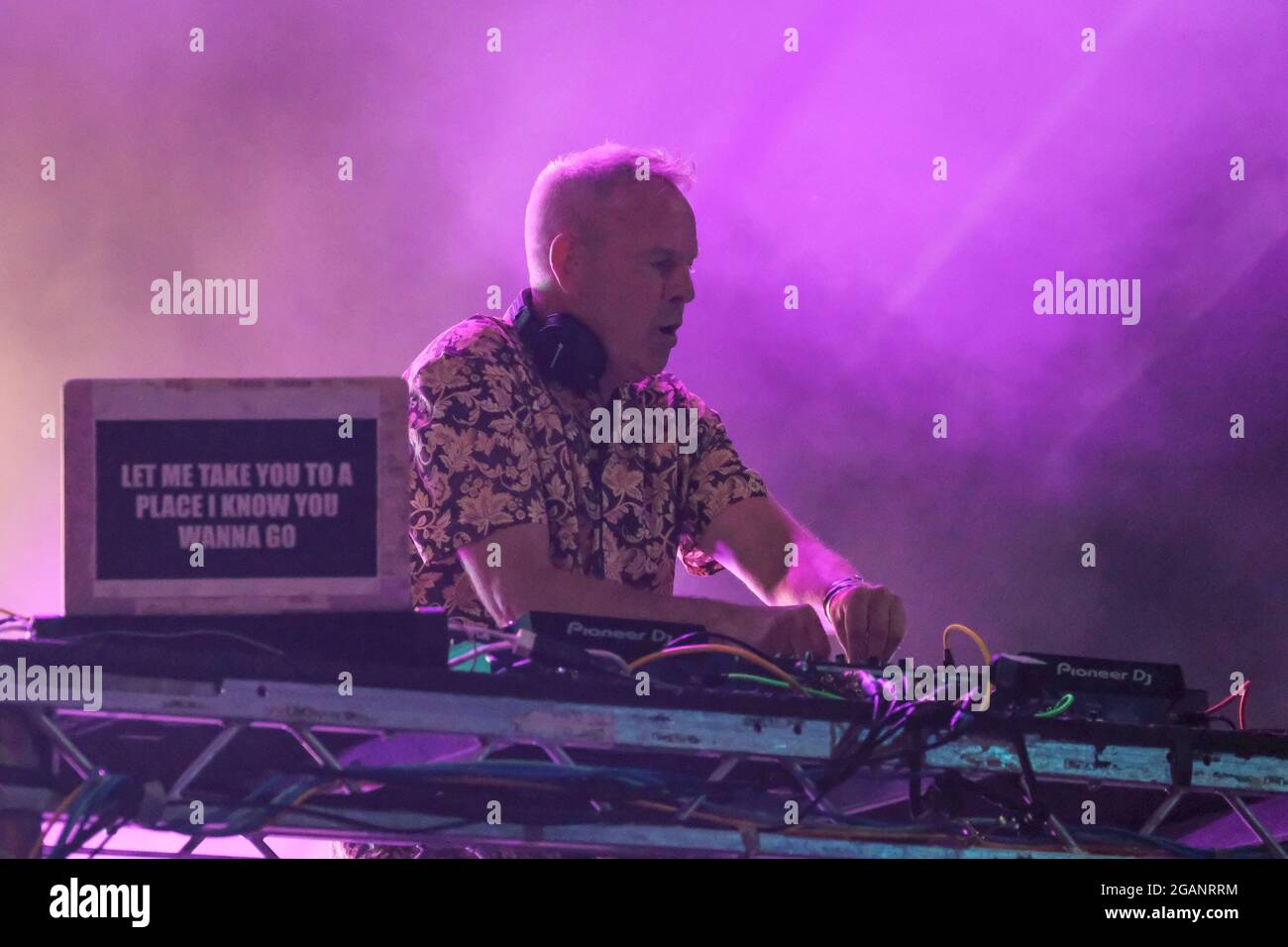 Lulworth, Dorset, 31. Juli 2021. Fat Boy Slim alias Norman Cook, der ein dj-Set live beim Camp Beestival Festival, Lulworth, Dorset UK aufführt Credit: Dawn Fletcher-Park/Alamy Live News Stockfoto