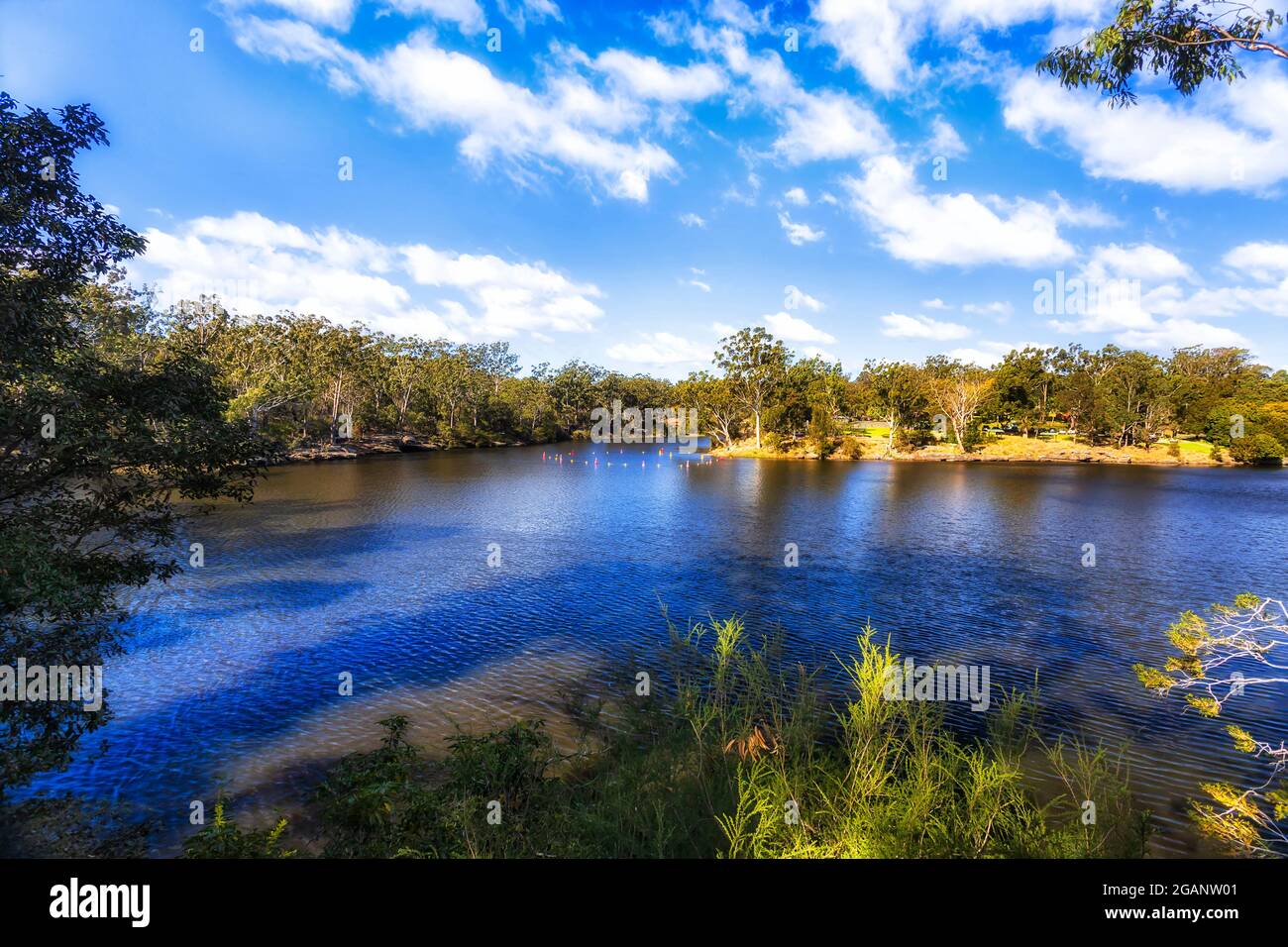 Malerischer blauer Lake Parramatta im Großraum Sydney an einem sonnigen Tag - Wanderweg rund um den See. Stockfoto