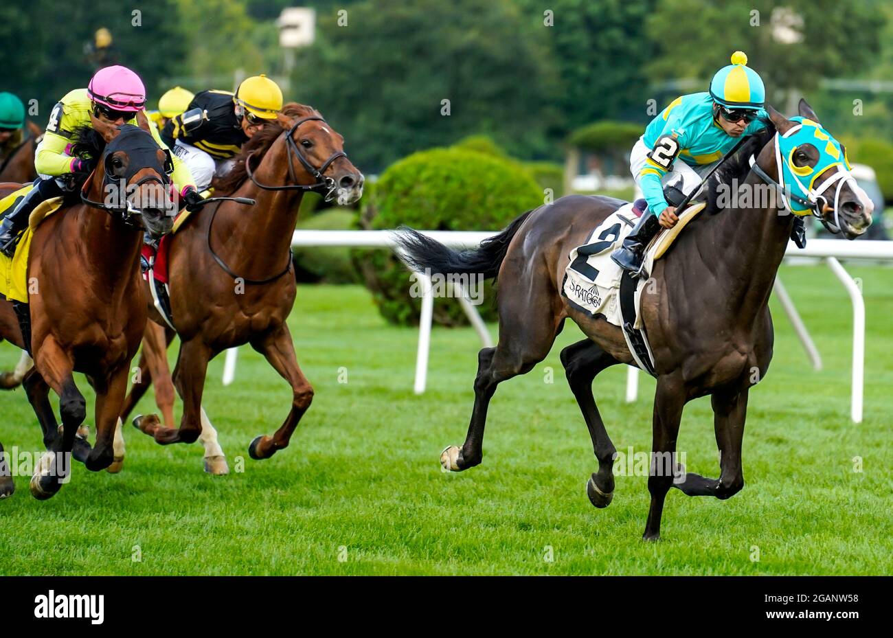 Saratoga Springs, NY, USA. Juli 2021. 31. Juli 2021: Cross border #2, geritten von Jockey Luis Saez, gewinnt am 31. Juli 2021 die Grade 2 Bowling Green Stakes auf dem Rasen auf der Saratoga Race Course in Saratoga Springs, N.Y. Dan HearyEclipse Sportswire CSM/Alamy Live News Stockfoto