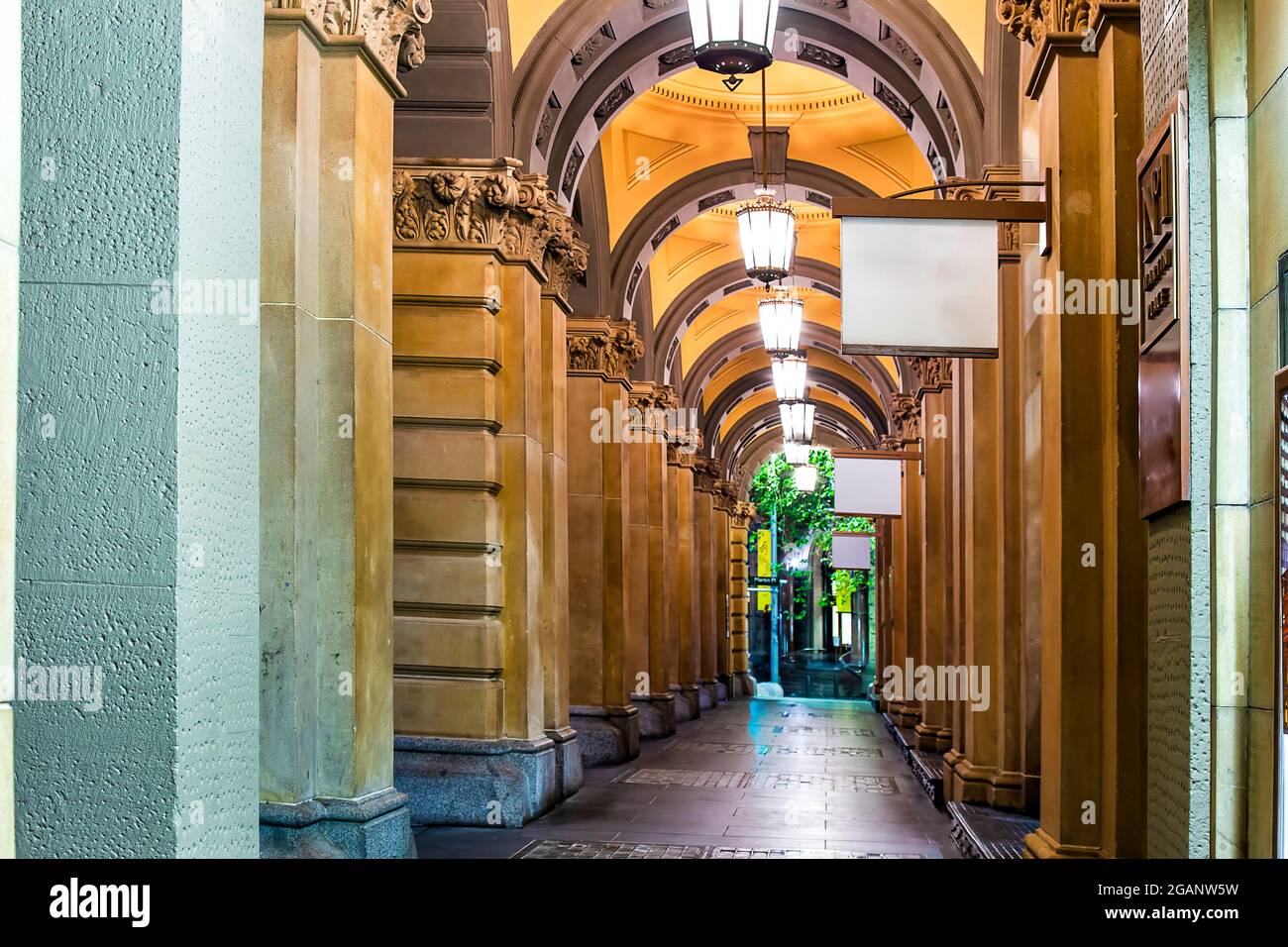 Historische Architektur im Kolonialstil des Bürogebäudes der General Post am Martin Place 1 in der australischen Stadt Sydney. Stockfoto