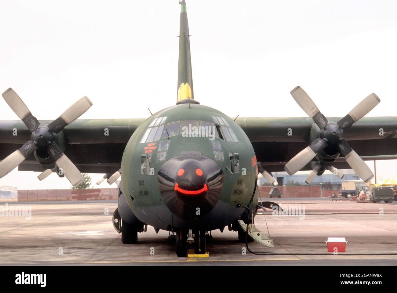 Lockheed C-130 Hercules Lufttanker (mit einem Smiley-Gesicht auf der Nase), der bei der Brandbekämpfung im National Interagency Fire Center (NIFC) in Boise ID USA eingesetzt wird Stockfoto