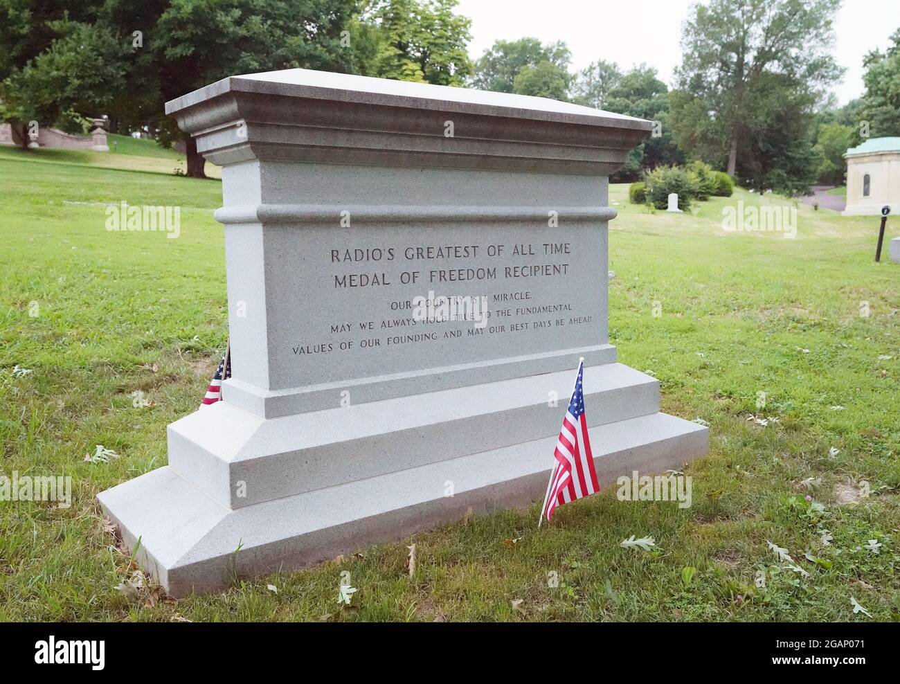 St. Louis, Usa. Juli 2021. Der Grabstein für die Grabstätte des Radiomoderatoren Rush Limbaugh wurde am Samstag, dem 31. Juli 2021, auf dem Bellefontaine-Friedhof in St. Louis fertiggestellt. Limbaugh starb am 17. Februar im Alter von 70 Jahren. Dieses Foto ist die Rückseite des Grabsteins. Foto von Bill Greenblatt/UPI Credit: UPI/Alamy Live News Stockfoto