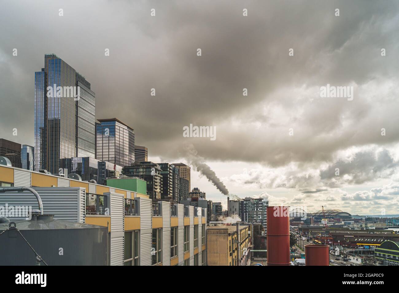 Stadtbild von Seattle mit dunklen Wolken und dunklem Dampf, der aus dem Rauchschwaden aufsteigt Stockfoto