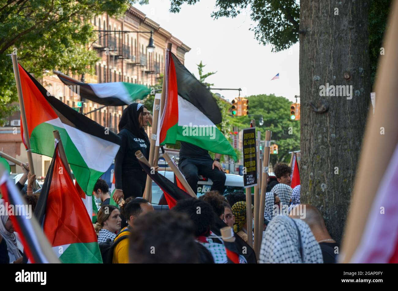 Hunderte versammelten sich am 31. Juli 2021 in Bay Ridge, Brooklyn, New York City, während der „Ehrenfeier der Märtyrer von Palästina“. Stockfoto