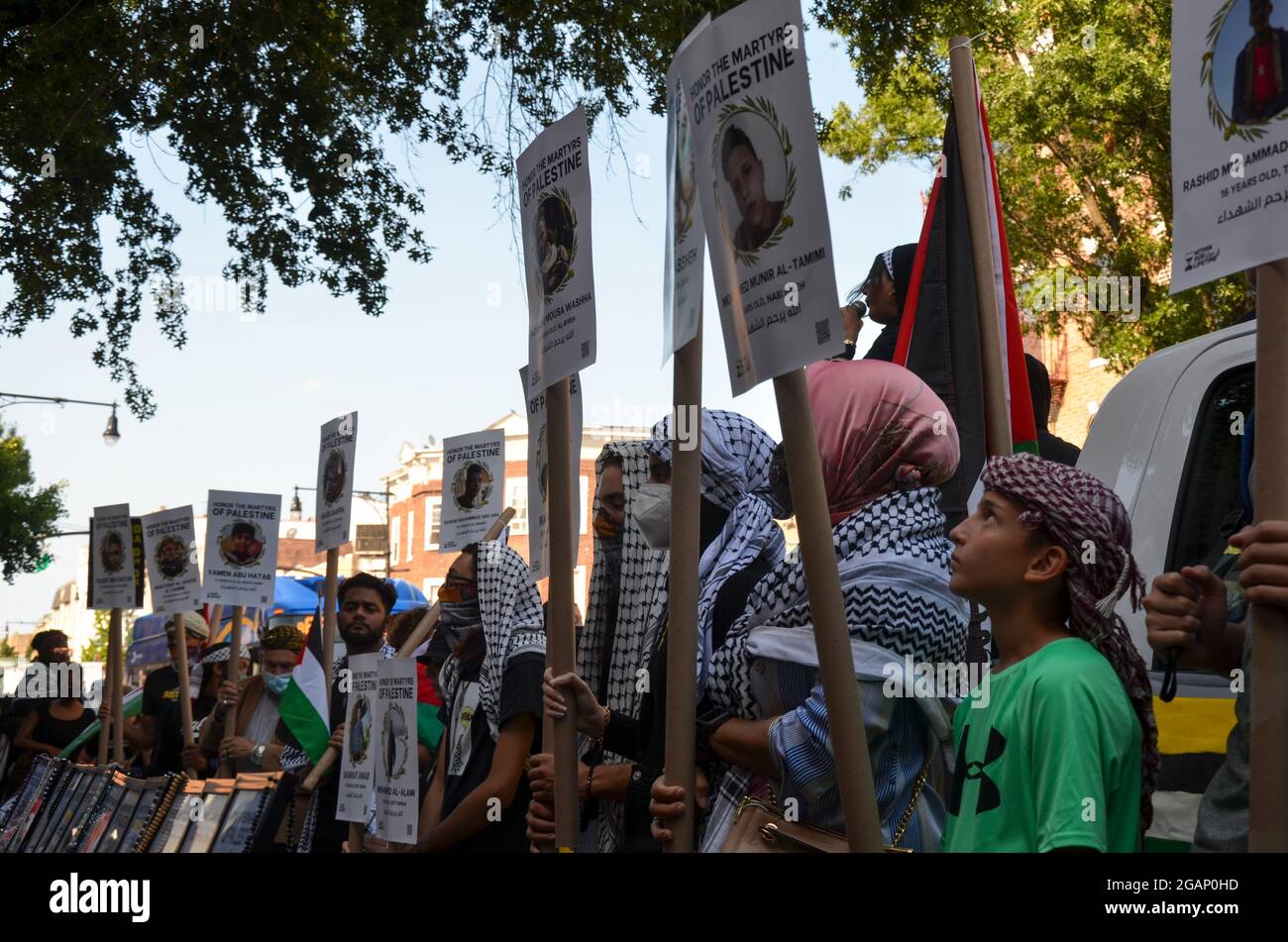 Hunderte versammelten sich am 31. Juli 2021 in Bay Ridge, Brooklyn, New York City, während der „Ehrenfeier der Märtyrer von Palästina“. Stockfoto