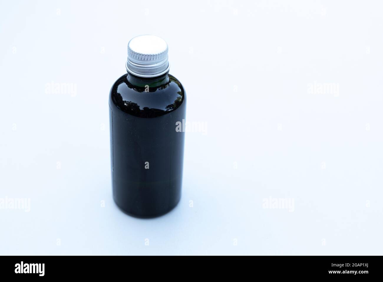 Ambar Glasflasche für essentielles Öl und Medizin. Stockfoto