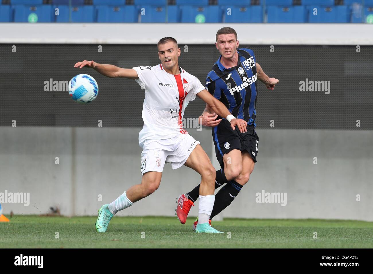 Bergamo, Italien, 31. Juli 2021. Robin Gosens von Atalanta überquert den Ball, während Kevin Biondi von Pordenone Calcio während des Vorsaison-Freundschaftsspiel im Gebiss Stadium in Bergamo zuschaut. Bildnachweis sollte lauten: Jonathan Moscrop / Sportimage Stockfoto