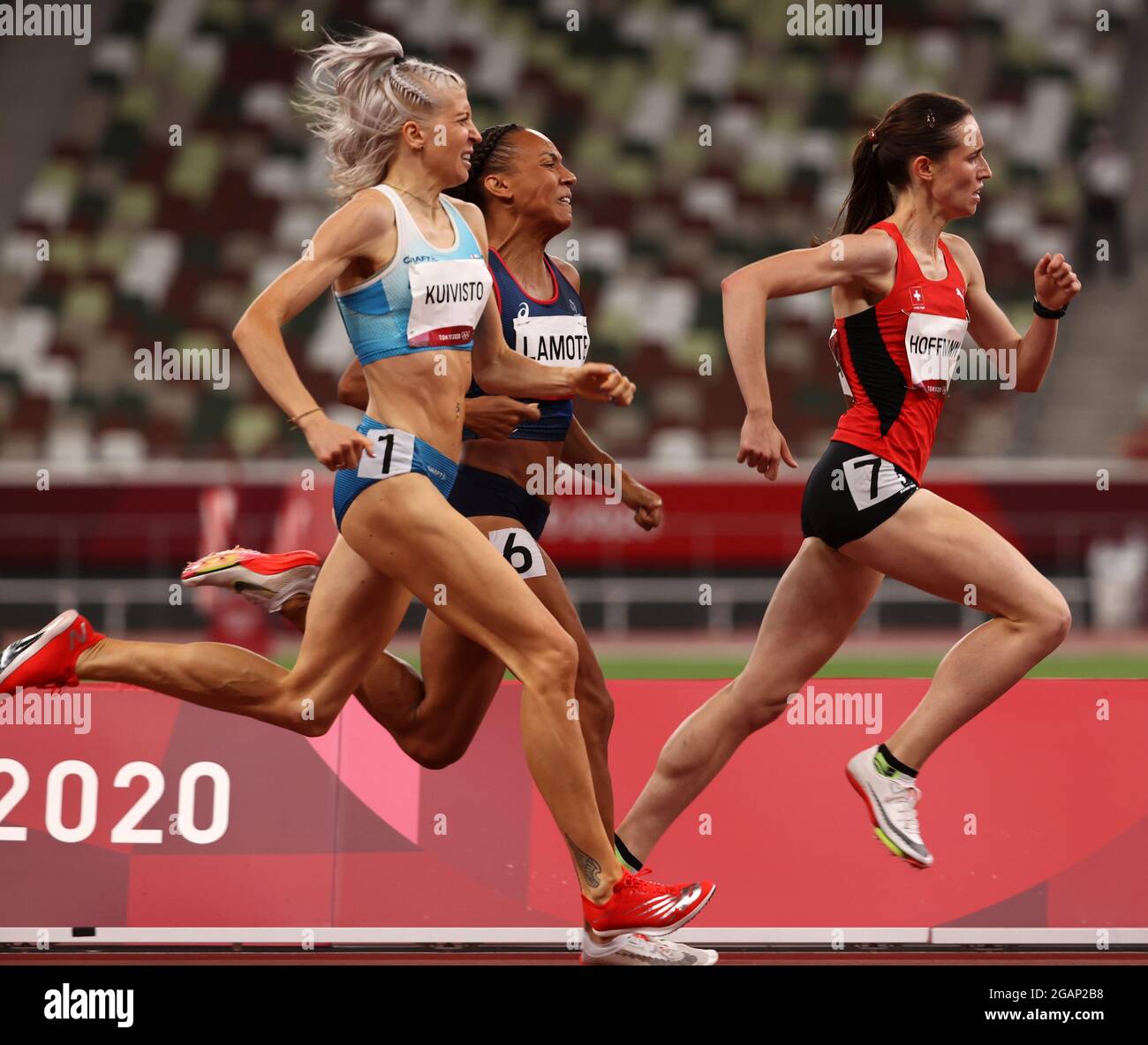 Tokio, Japan. Juli 2021. FINN-ISH-LINIE: Finale der Olympischen Frauen über 800 Meter, Finnin Sara KUIVISTO, 29, (Startnummer 1894), auf dem Weg zum nationalen Rekord, nachdem sie in ihrem letzten Heat für das Halbfinale der Olympischen Sommerspiele 2020 in Tokio am Samstag gebrochen war. Sie wurde 6. Und knack eine 30-Jahres-Marke für finnische Frauen auf 800 Metern und erreichte im 800-Meter-Halbfinale der Olympischen Spiele in Tokio einen beeindruckenden neuen finnischen Rekord von 1.59.41. Es ist das erste Mal, dass eine Finnin in weniger als zwei Minuten 800 Meter gelaufen ist. (Alle Verwendungen gutschreiben: © Scott Mc Kiernan/ZUMA Press Wire) Stockfoto